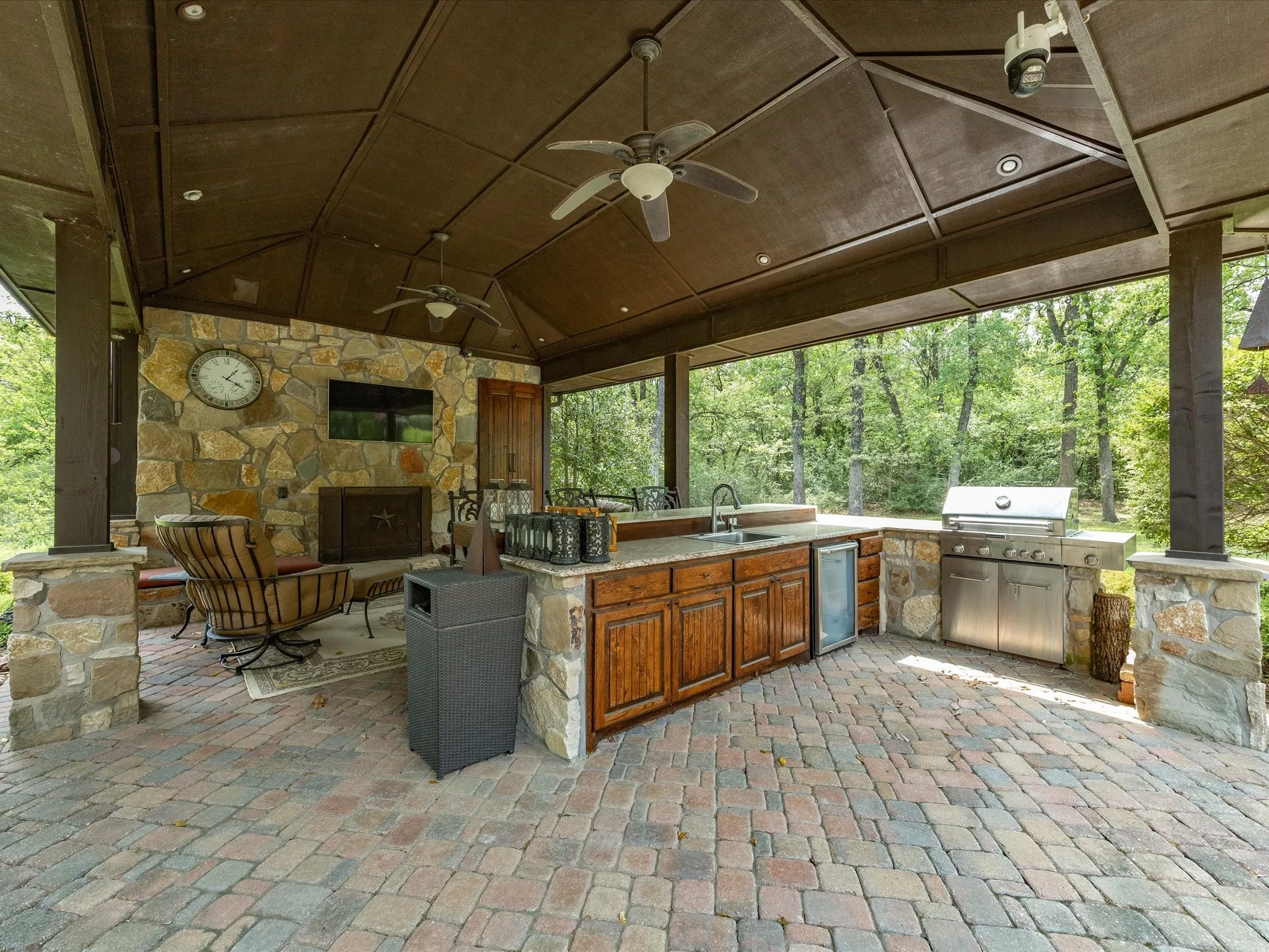 Outdoor Kitchen, Bar, Patio