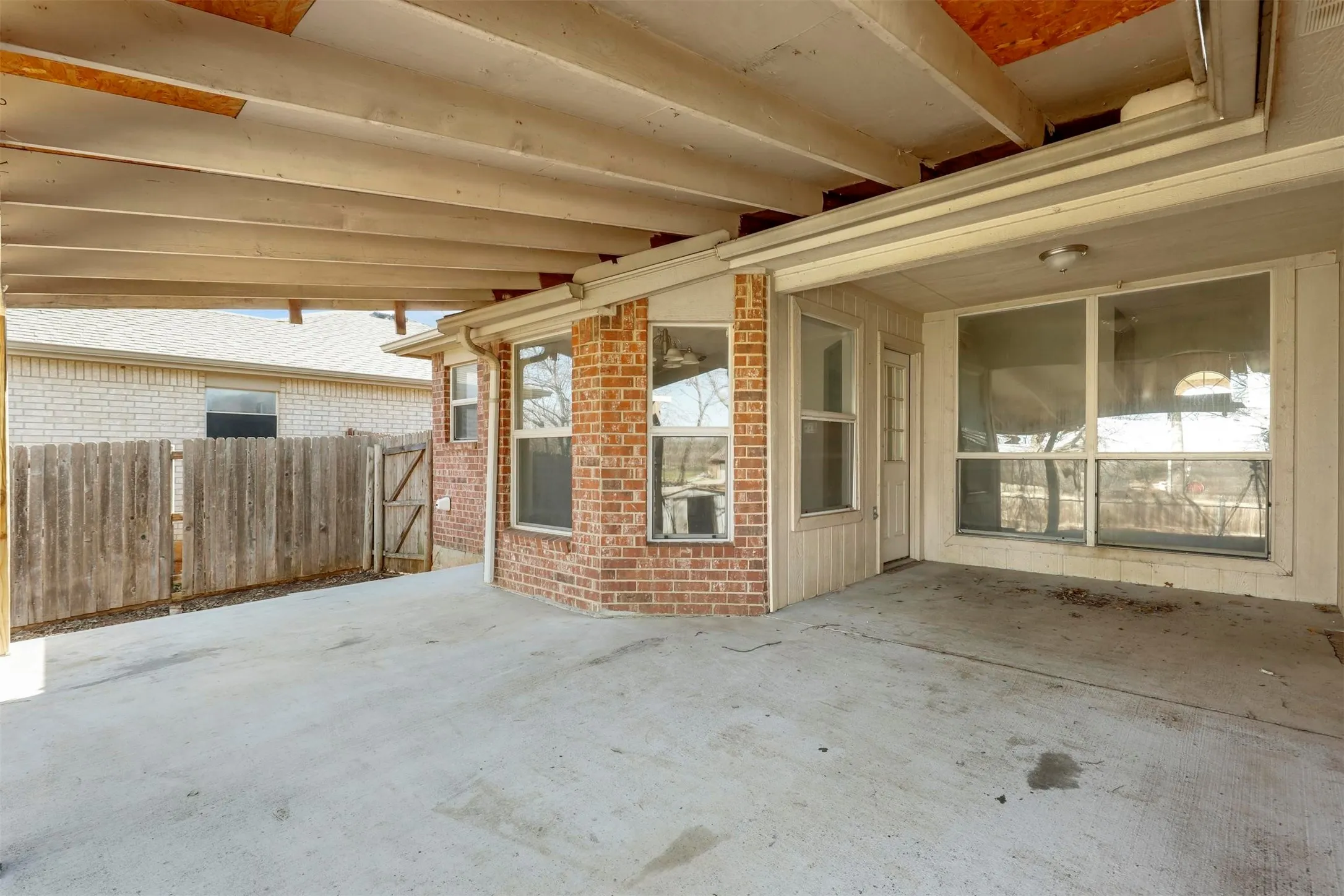Single Family Residence For Sale in Tarrant County , 1610 Merritt Drive, Mansfield, Texas 76063, 4 Bedrooms, 2 Bathrooms, 2 Garage spaces, 1,724 Sqft, built in 2000, Price $320,000, mls#21188851, Real Estate Agent in Mansfield, Homes For Sale in Tarrant county, Homes For Sale in Mansfield, Realtor in Mansfield Texas, Real Estate Brokerage Independent Realty Texas, Luminita Cordes Realtor