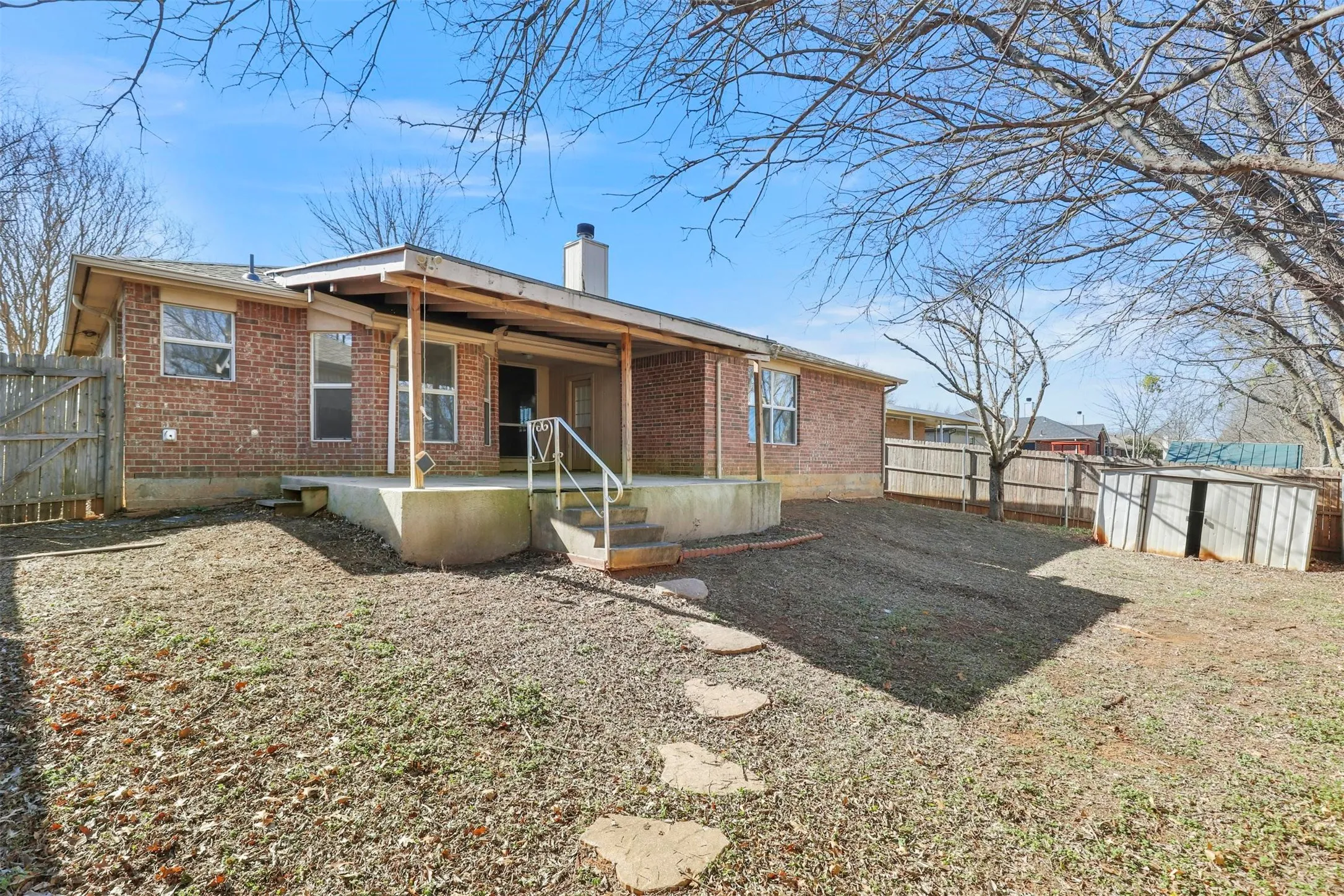 Single Family Residence For Sale in Tarrant County , 1610 Merritt Drive, Mansfield, Texas 76063, 4 Bedrooms, 2 Bathrooms, 2 Garage spaces, 1,724 Sqft, built in 2000, Price $320,000, mls#21188851, Real Estate Agent in Mansfield, Homes For Sale in Tarrant county, Homes For Sale in Mansfield, Realtor in Mansfield Texas, Real Estate Brokerage Independent Realty Texas, Luminita Cordes Realtor