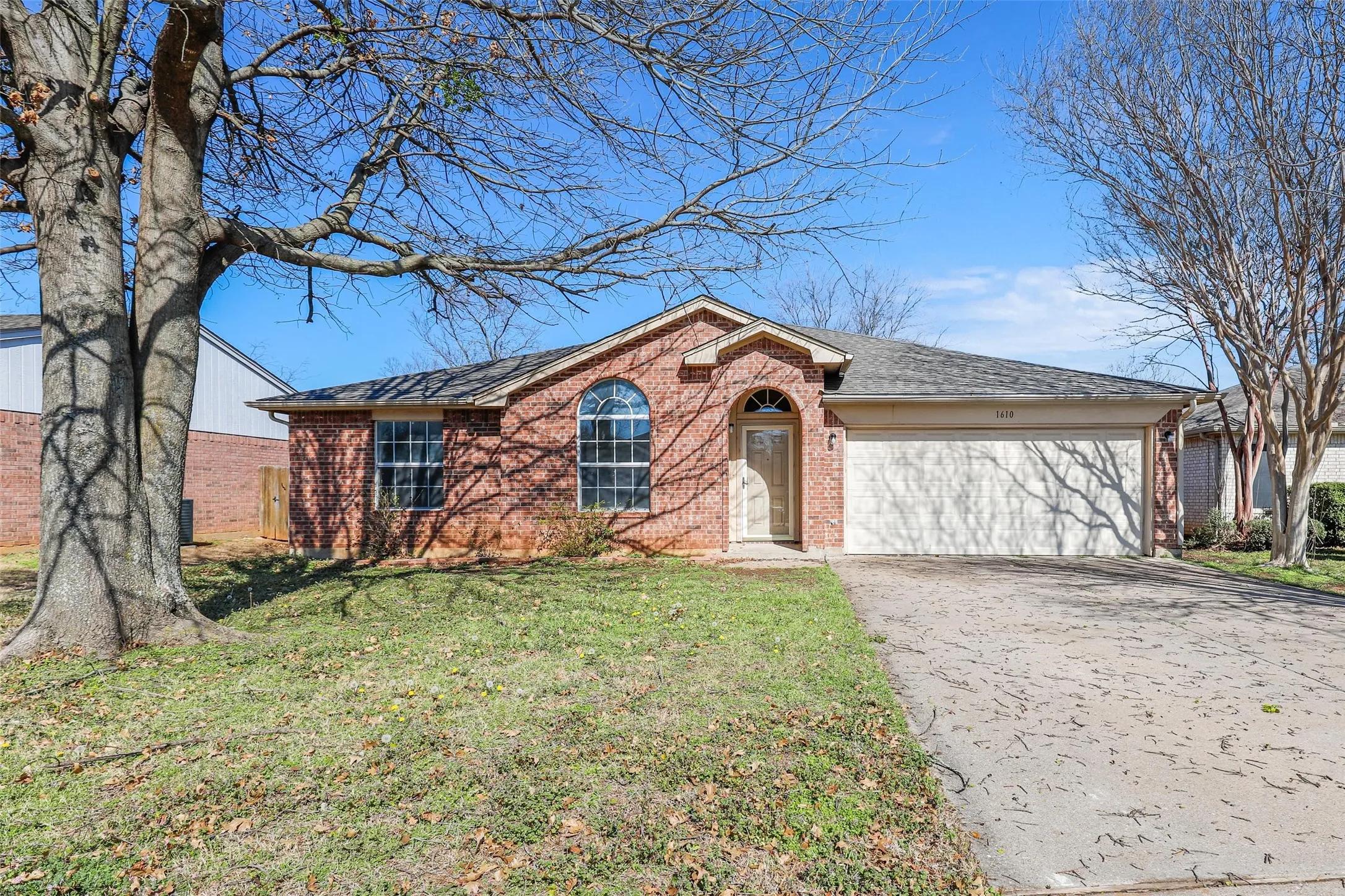 Single Family Residence For Sale in Tarrant County , 1610 Merritt Drive, Mansfield, Texas 76063, 4 Bedrooms, 2 Bathrooms, 2 Garage spaces, 1,724 Sqft, built in 2000, Price $320,000, mls#21188851, Real Estate Agent in Mansfield, Homes For Sale in Tarrant county, Homes For Sale in Mansfield, Realtor in Mansfield Texas, Real Estate Brokerage Independent Realty Texas, Luminita Cordes Realtor