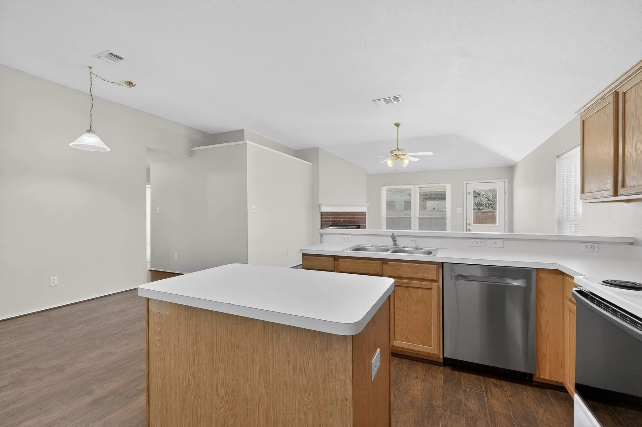 Single Family Residence For Sale in Johnson County , 1025 Caleb Street, Burleson, Texas 76028, 4 Bedroom, 2 Bathroom, 2 Garage spaces, 1,838 Sqft, built in 2002, mls#21103122, Real Estate Agent in Burleson, Homes For Sale in Johnson county, Homes For Sale in Burleson, Realtor in Burleson Texas, Real Estate Brokerage Independent Realty Texas, Luminita Cordes Realtor