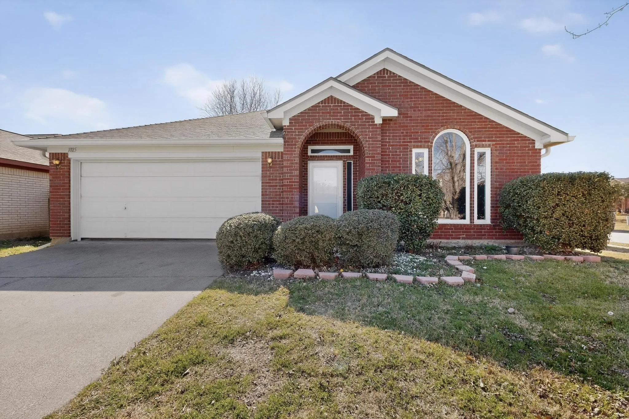 Single Family Residence For Sale in Johnson County , 1025 Caleb Street, Burleson, Texas 76028, 4 Bedroom, 2 Bathroom, 2 Garage spaces, 1,838 Sqft, built in 2002, mls#21103122, Real Estate Agent in Burleson, Homes For Sale in Johnson county, Homes For Sale in Burleson, Realtor in Burleson Texas, Real Estate Brokerage Independent Realty Texas, Luminita Cordes Realtor