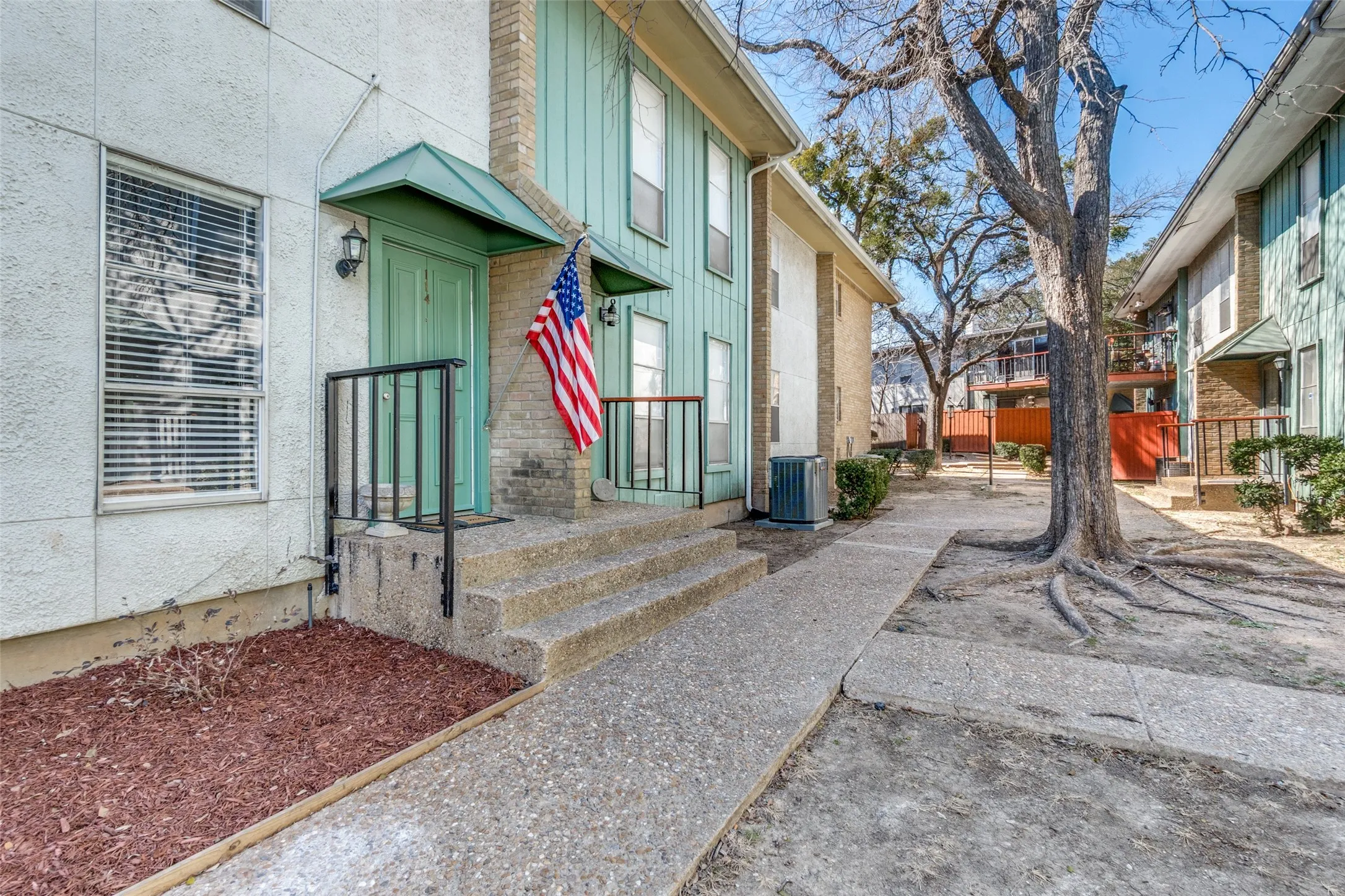 Townhouse For Sale in Dallas County , 6610 Eastridge Drive 114, Dallas, Texas 75231, 2 Bedroom, 3 Bathroom, Garage spaces, 1,496 Sqft, built in 1970, mls#21189008, Real Estate Agent in Dallas, Homes For Sale in Dallas county, Homes For Sale in Dallas, Realtor in Dallas Texas, Real Estate Brokerage Independent Realty Texas, Luminita Cordes Realtor