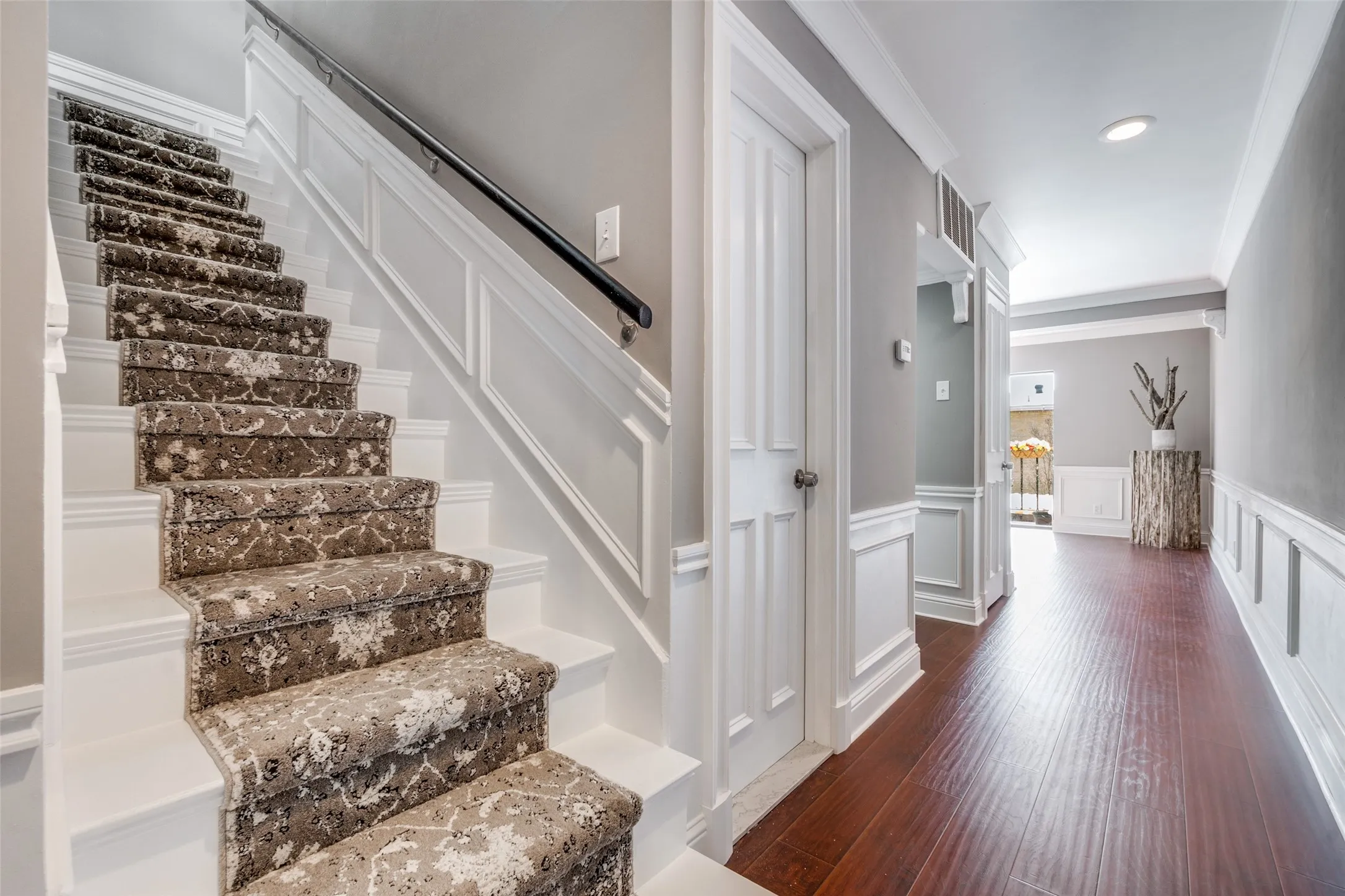 Townhouse For Sale in Dallas County , 6610 Eastridge Drive 114, Dallas, Texas 75231, 2 Bedroom, 3 Bathroom, Garage spaces, 1,496 Sqft, built in 1970, mls#21189008, Real Estate Agent in Dallas, Homes For Sale in Dallas county, Homes For Sale in Dallas, Realtor in Dallas Texas, Real Estate Brokerage Independent Realty Texas, Luminita Cordes Realtor