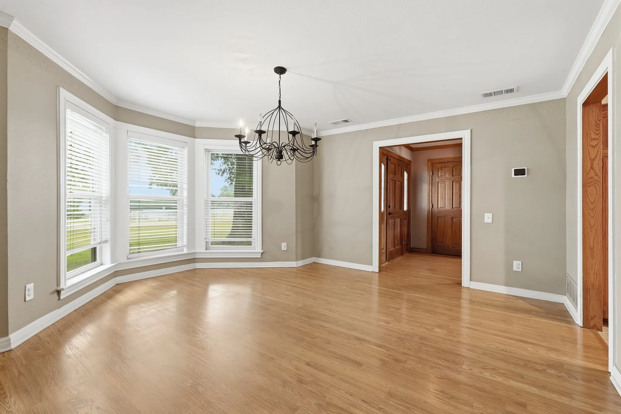 Single Family Residence For Sale in Denton County , 11303 Southwind Place, Krum, Texas 76249, 4 Bedroom, 3 Bathroom, 2 Garage spaces, 2,640 Sqft, built in 1987, mls#21188960, Real Estate Agent in Krum, Homes For Sale in Denton county, Homes For Sale in Krum, Realtor in Krum Texas, Real Estate Brokerage Independent Realty Texas, Luminita Cordes Realtor