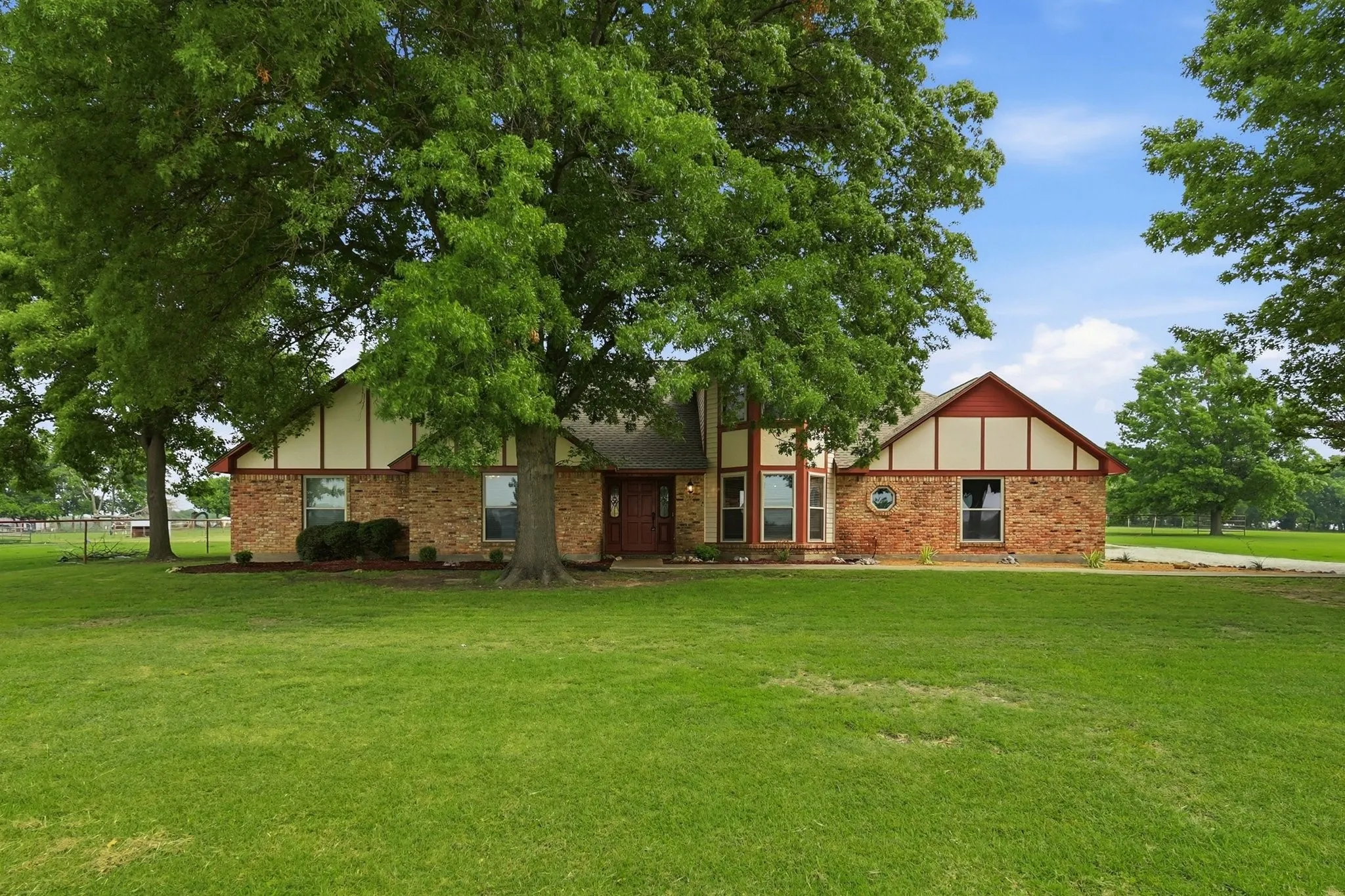 Single Family Residence For Sale in Denton County , 11303 Southwind Place, Krum, Texas 76249, 4 Bedroom, 3 Bathroom, 2 Garage spaces, 2,640 Sqft, built in 1987, mls#21188960, Real Estate Agent in Krum, Homes For Sale in Denton county, Homes For Sale in Krum, Realtor in Krum Texas, Real Estate Brokerage Independent Realty Texas, Luminita Cordes Realtor