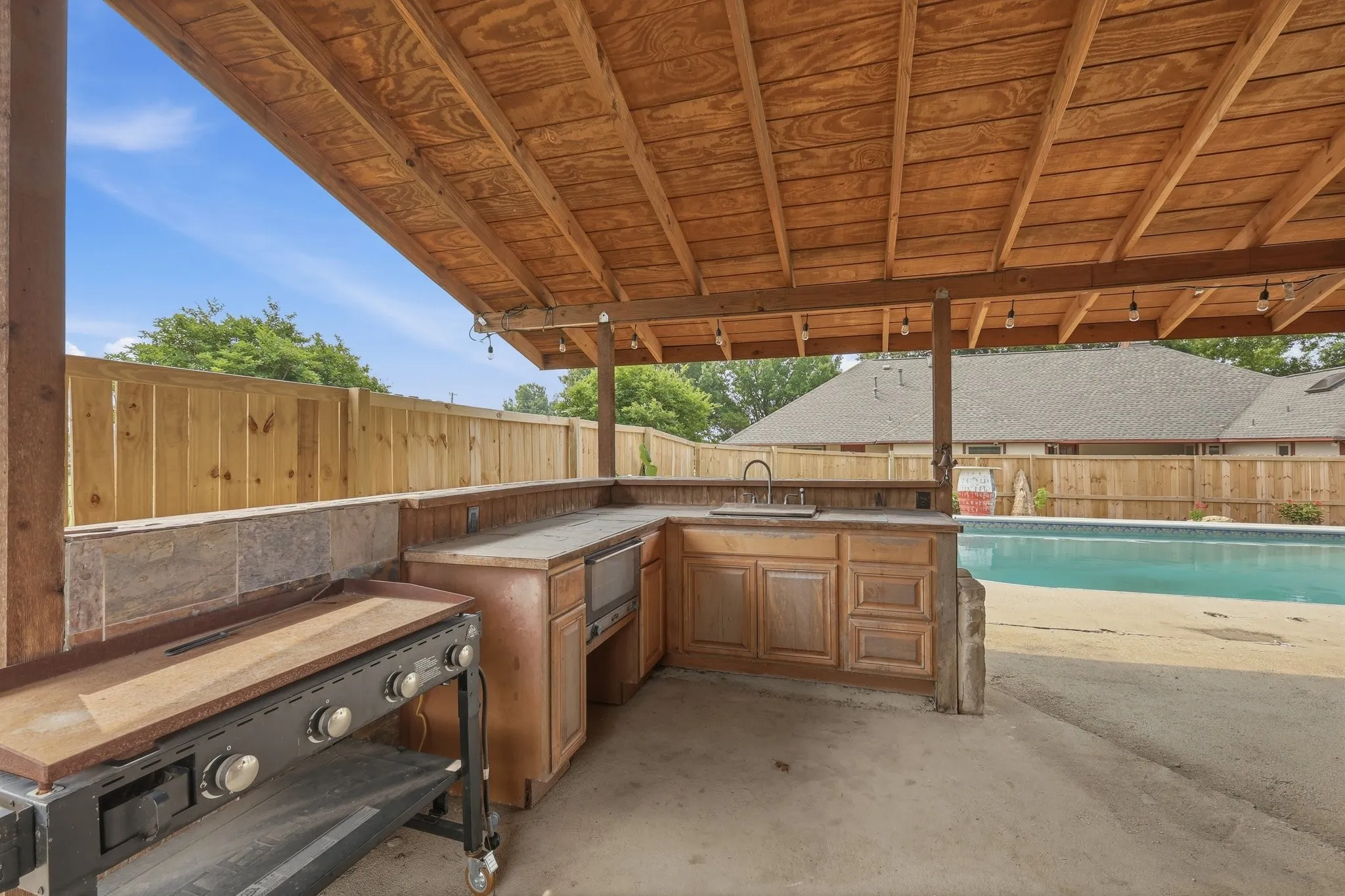 Single Family Residence For Sale in Denton County , 11303 Southwind Place, Krum, Texas 76249, 4 Bedroom, 3 Bathroom, 2 Garage spaces, 2,640 Sqft, built in 1987, mls#21188960, Real Estate Agent in Krum, Homes For Sale in Denton county, Homes For Sale in Krum, Realtor in Krum Texas, Real Estate Brokerage Independent Realty Texas, Luminita Cordes Realtor