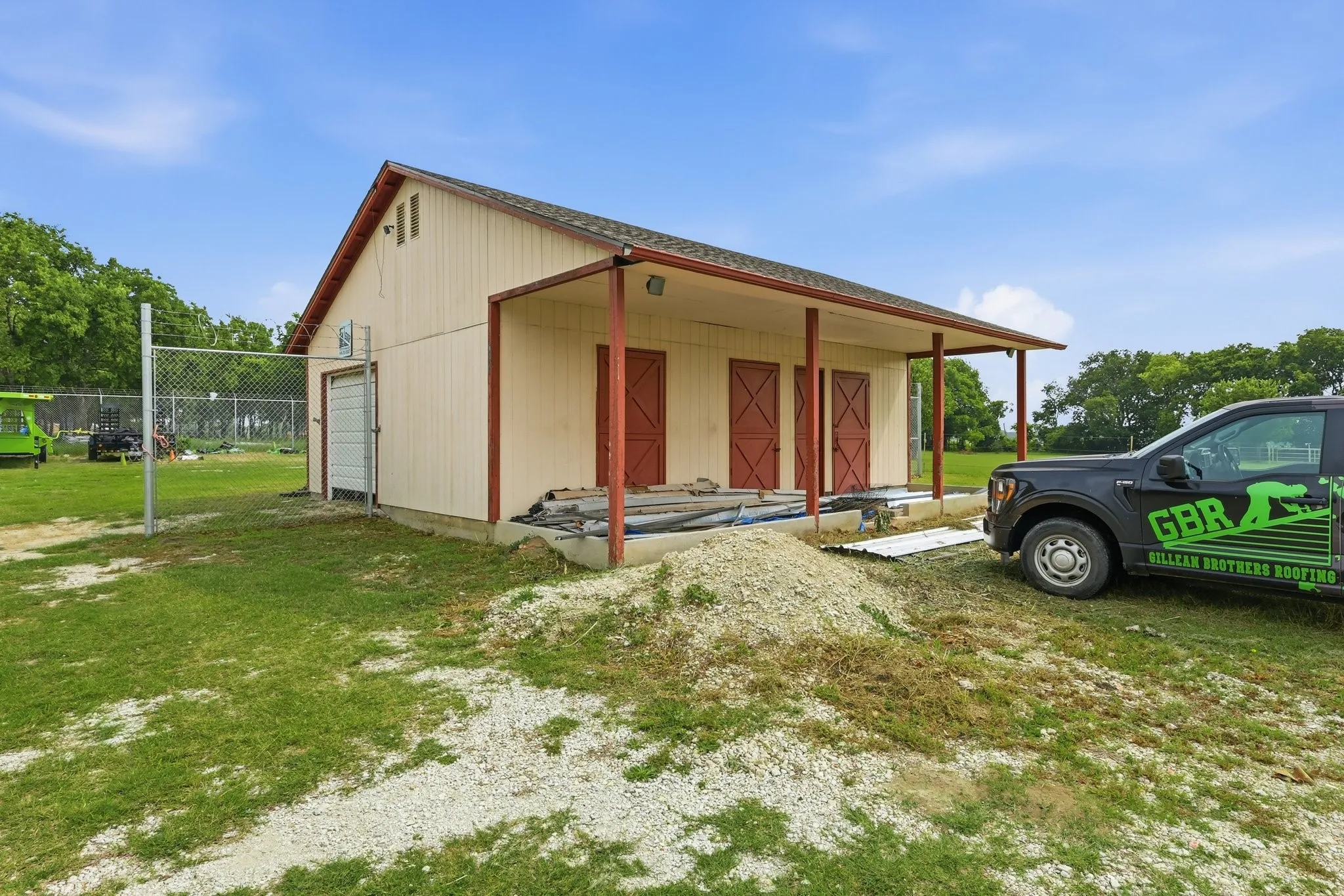 Single Family Residence For Sale in Denton County , 11303 Southwind Place, Krum, Texas 76249, 4 Bedroom, 3 Bathroom, 2 Garage spaces, 2,640 Sqft, built in 1987, mls#21188960, Real Estate Agent in Krum, Homes For Sale in Denton county, Homes For Sale in Krum, Realtor in Krum Texas, Real Estate Brokerage Independent Realty Texas, Luminita Cordes Realtor