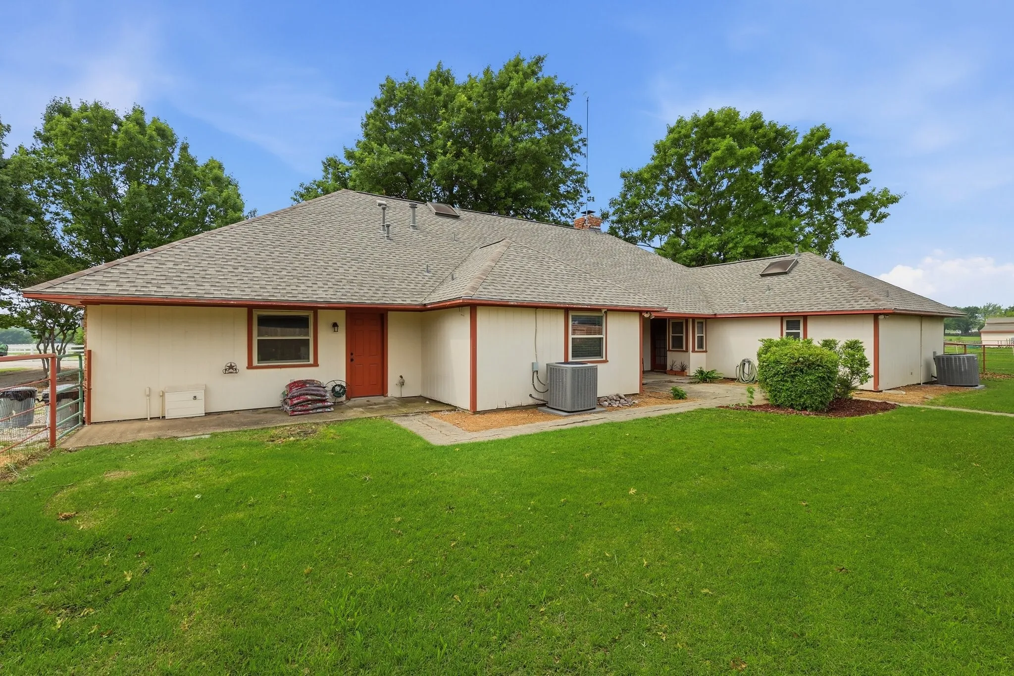 Single Family Residence For Sale in Denton County , 11303 Southwind Place, Krum, Texas 76249, 4 Bedroom, 3 Bathroom, 2 Garage spaces, 2,640 Sqft, built in 1987, mls#21188960, Real Estate Agent in Krum, Homes For Sale in Denton county, Homes For Sale in Krum, Realtor in Krum Texas, Real Estate Brokerage Independent Realty Texas, Luminita Cordes Realtor