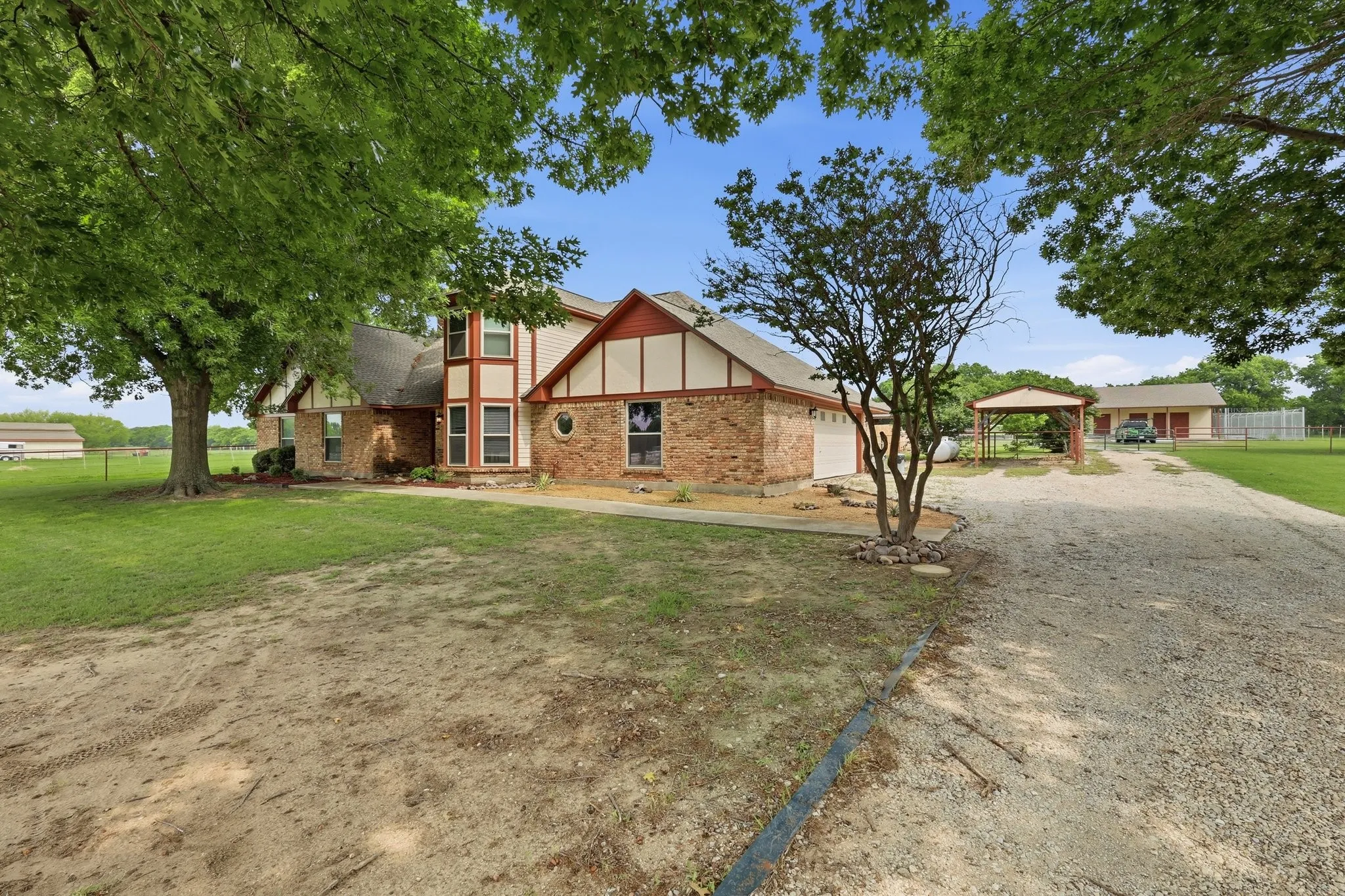 Single Family Residence For Sale in Denton County , 11303 Southwind Place, Krum, Texas 76249, 4 Bedroom, 3 Bathroom, 2 Garage spaces, 2,640 Sqft, built in 1987, mls#21188960, Real Estate Agent in Krum, Homes For Sale in Denton county, Homes For Sale in Krum, Realtor in Krum Texas, Real Estate Brokerage Independent Realty Texas, Luminita Cordes Realtor