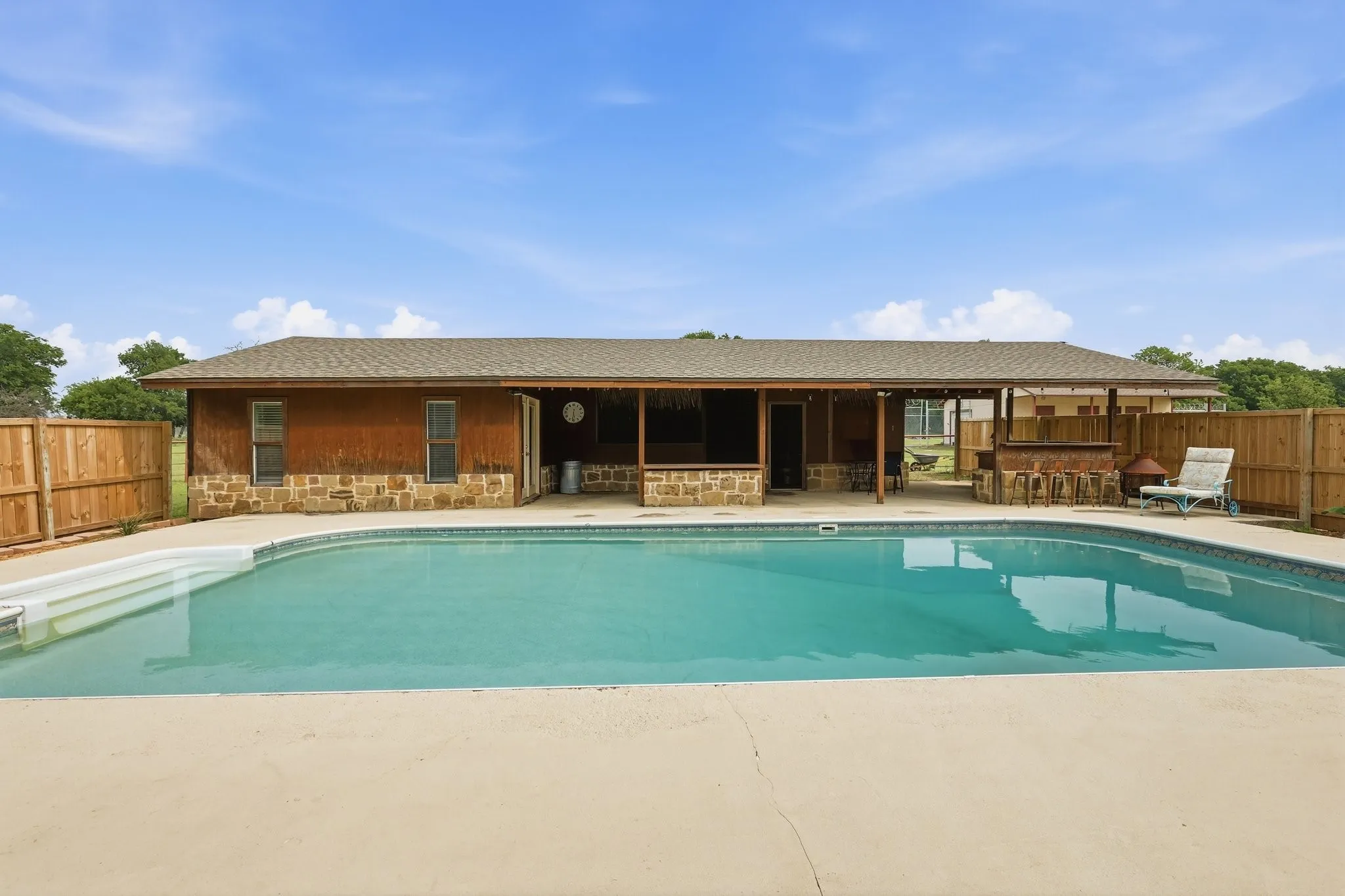 Single Family Residence For Sale in Denton County , 11303 Southwind Place, Krum, Texas 76249, 4 Bedroom, 3 Bathroom, 2 Garage spaces, 2,640 Sqft, built in 1987, mls#21188960, Real Estate Agent in Krum, Homes For Sale in Denton county, Homes For Sale in Krum, Realtor in Krum Texas, Real Estate Brokerage Independent Realty Texas, Luminita Cordes Realtor