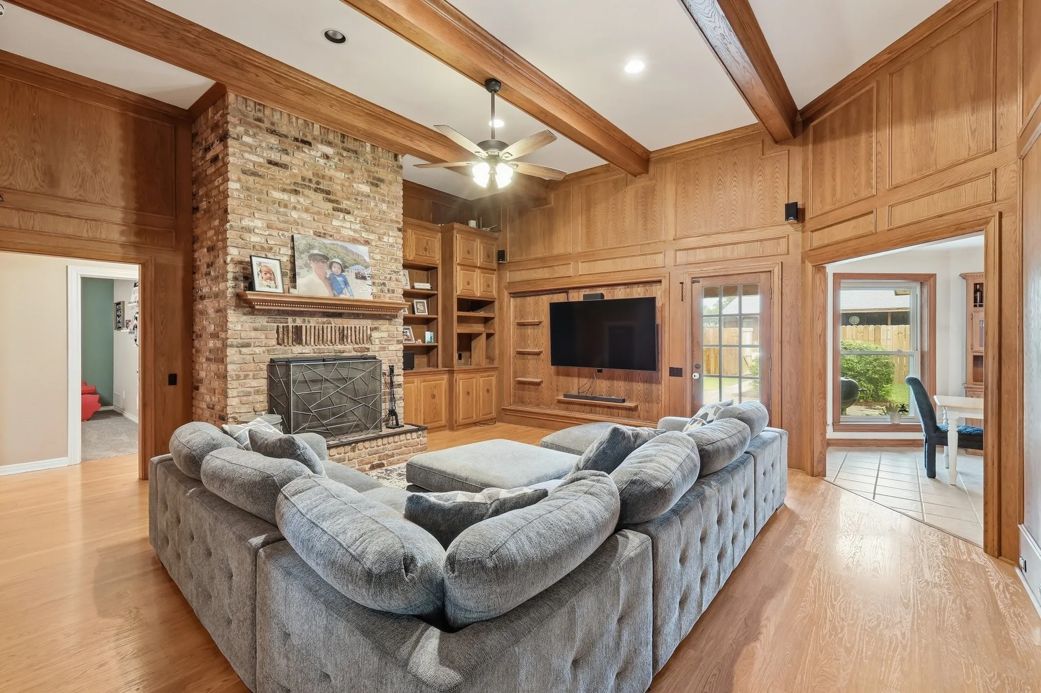 Single Family Residence For Sale in Denton County , 11303 Southwind Place, Krum, Texas 76249, 4 Bedroom, 3 Bathroom, 2 Garage spaces, 2,640 Sqft, built in 1987, mls#21188960, Real Estate Agent in Krum, Homes For Sale in Denton county, Homes For Sale in Krum, Realtor in Krum Texas, Real Estate Brokerage Independent Realty Texas, Luminita Cordes Realtor