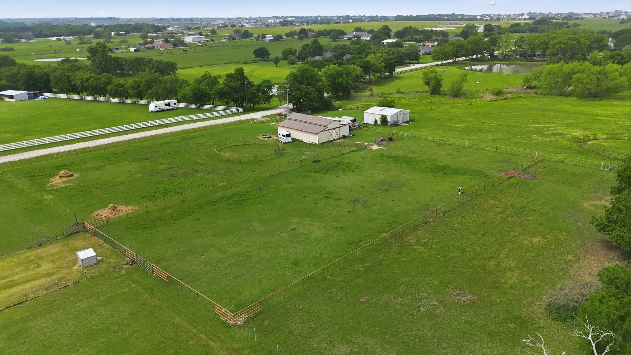 Single Family Residence For Sale in Denton County , 11303 Southwind Place, Krum, Texas 76249, 4 Bedroom, 3 Bathroom, 2 Garage spaces, 2,640 Sqft, built in 1987, mls#21188960, Real Estate Agent in Krum, Homes For Sale in Denton county, Homes For Sale in Krum, Realtor in Krum Texas, Real Estate Brokerage Independent Realty Texas, Luminita Cordes Realtor