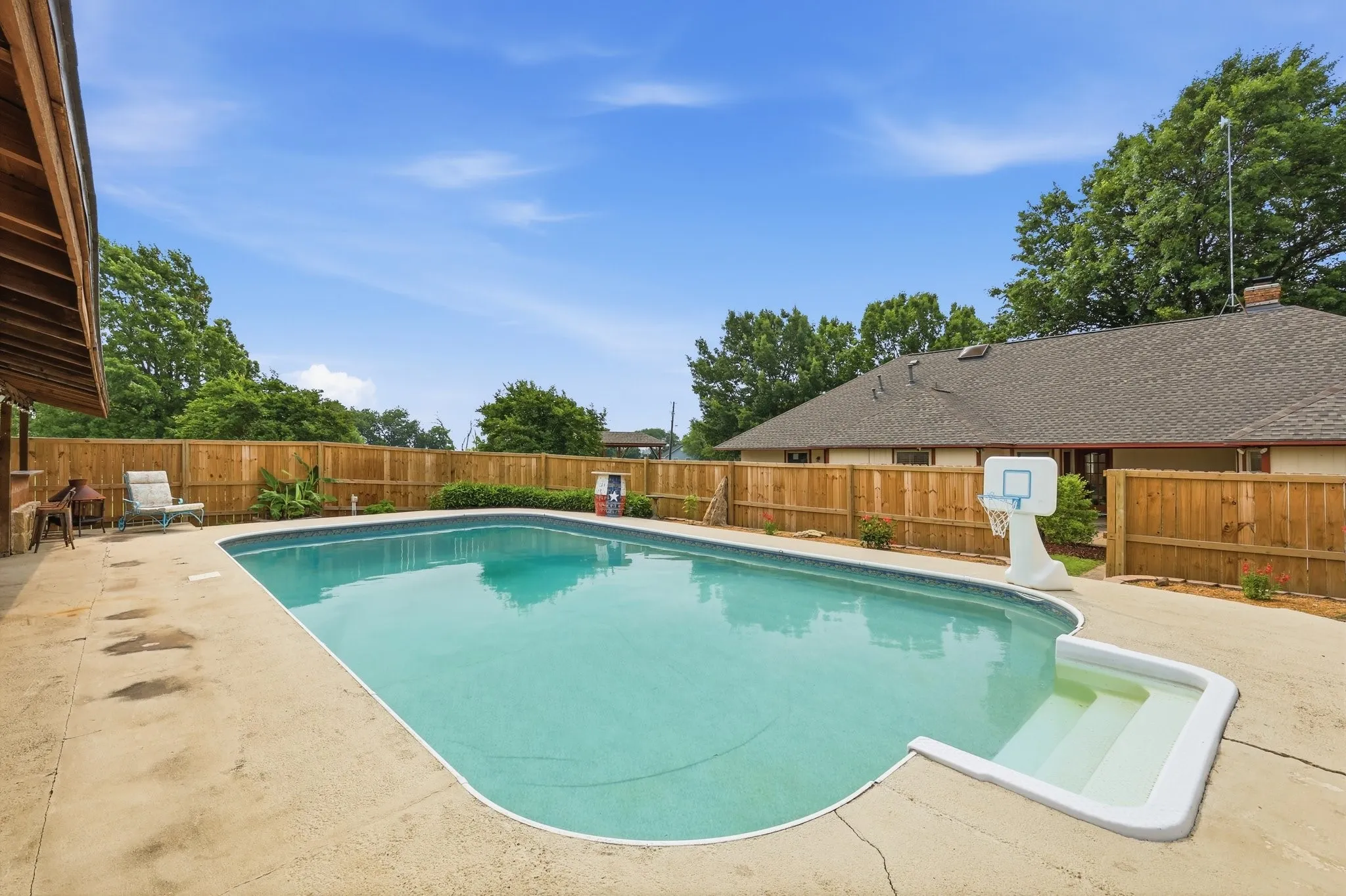 Single Family Residence For Sale in Denton County , 11303 Southwind Place, Krum, Texas 76249, 4 Bedroom, 3 Bathroom, 2 Garage spaces, 2,640 Sqft, built in 1987, mls#21188960, Real Estate Agent in Krum, Homes For Sale in Denton county, Homes For Sale in Krum, Realtor in Krum Texas, Real Estate Brokerage Independent Realty Texas, Luminita Cordes Realtor