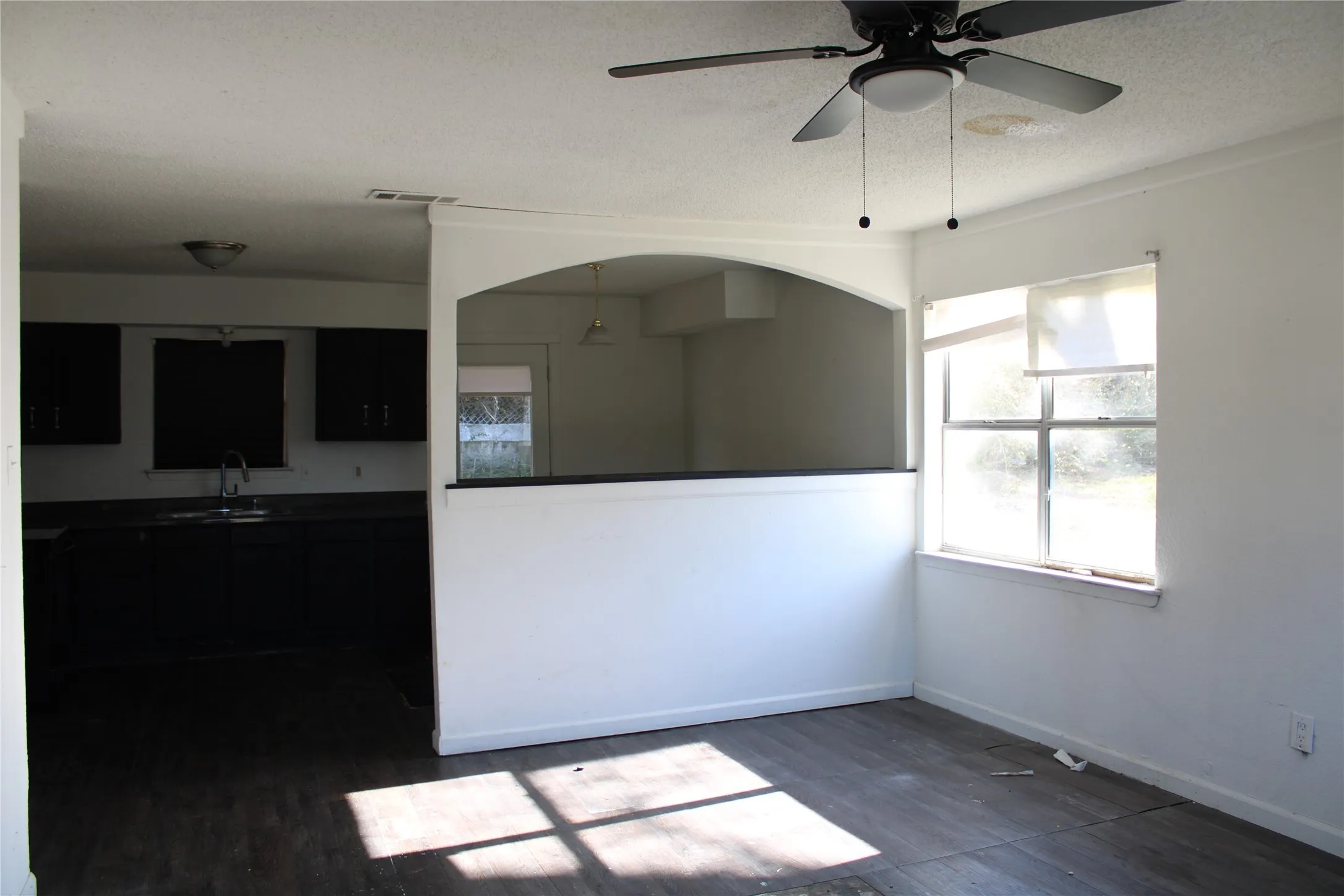 Single Family Residence For Sale in Kaufman County , 525 W Hickory Street, Kaufman, Texas 75142, 3 Bedroom, 1 Bathroom, Garage spaces, 988 Sqft, built in 2002, mls#21178797, Real Estate Agent in Kaufman, Homes For Sale in Kaufman county, Homes For Sale in Kaufman, Realtor in Kaufman Texas, Real Estate Brokerage Independent Realty Texas, Luminita Cordes Realtor