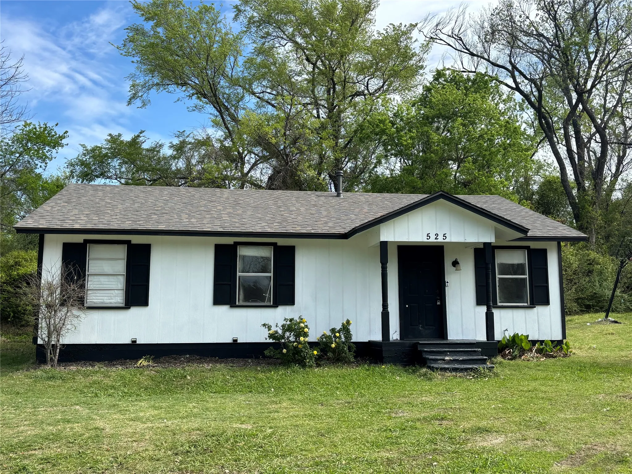 Single Family Residence For Sale in Kaufman County , 525 W Hickory Street, Kaufman, Texas 75142, 3 Bedroom, 1 Bathroom, Garage spaces, 988 Sqft, built in 2002, mls#21178797, Real Estate Agent in Kaufman, Homes For Sale in Kaufman county, Homes For Sale in Kaufman, Realtor in Kaufman Texas, Real Estate Brokerage Independent Realty Texas, Luminita Cordes Realtor