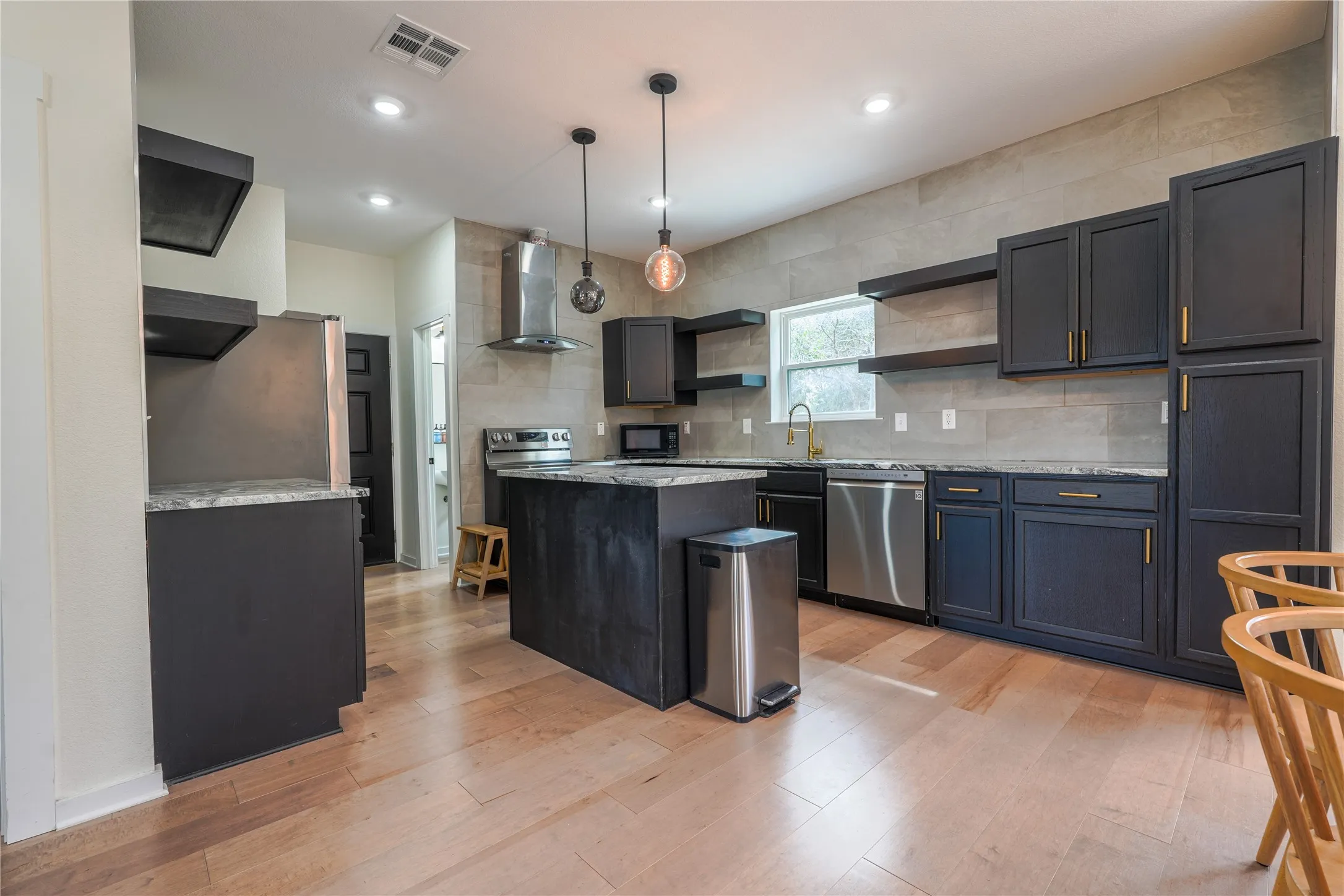 Single Family Residence For Sale in Mc Lennan County , 1904 N 17th, Waco, Texas 76707, 3 Bedroom, 3 Bathroom, Garage spaces, 1,404 Sqft, built in 2021, Price $279,900, mls#21188877, Real Estate Agent in Waco, Homes For Sale in Mc Lennan county, Homes For Sale in Waco, Realtor in Waco Texas, Real Estate Brokerage Independent Realty Texas, Luminita Cordes Realtor
