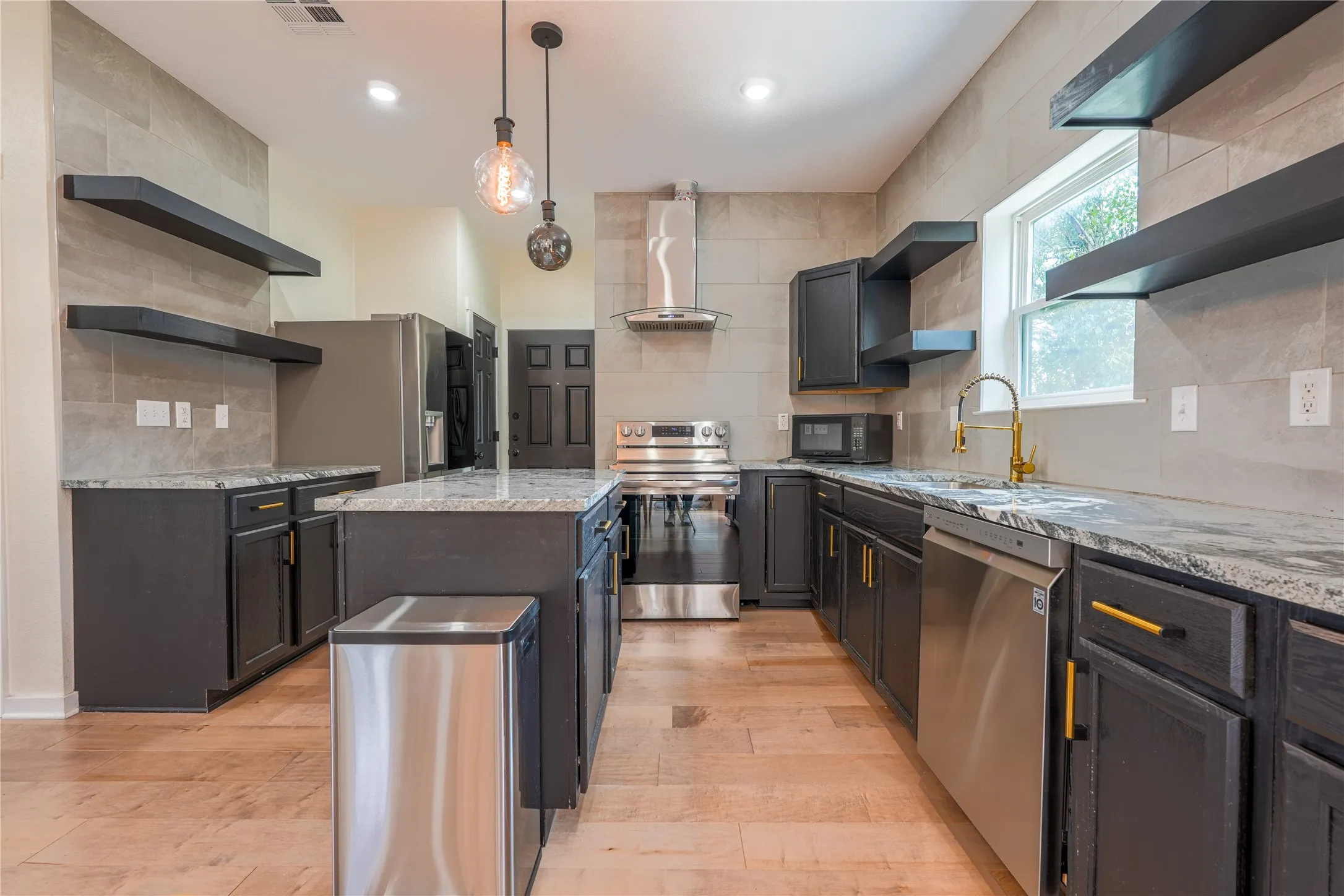 Single Family Residence For Sale in Mc Lennan County , 1904 N 17th, Waco, Texas 76707, 3 Bedroom, 3 Bathroom, Garage spaces, 1,404 Sqft, built in 2021, Price $279,900, mls#21188877, Real Estate Agent in Waco, Homes For Sale in Mc Lennan county, Homes For Sale in Waco, Realtor in Waco Texas, Real Estate Brokerage Independent Realty Texas, Luminita Cordes Realtor