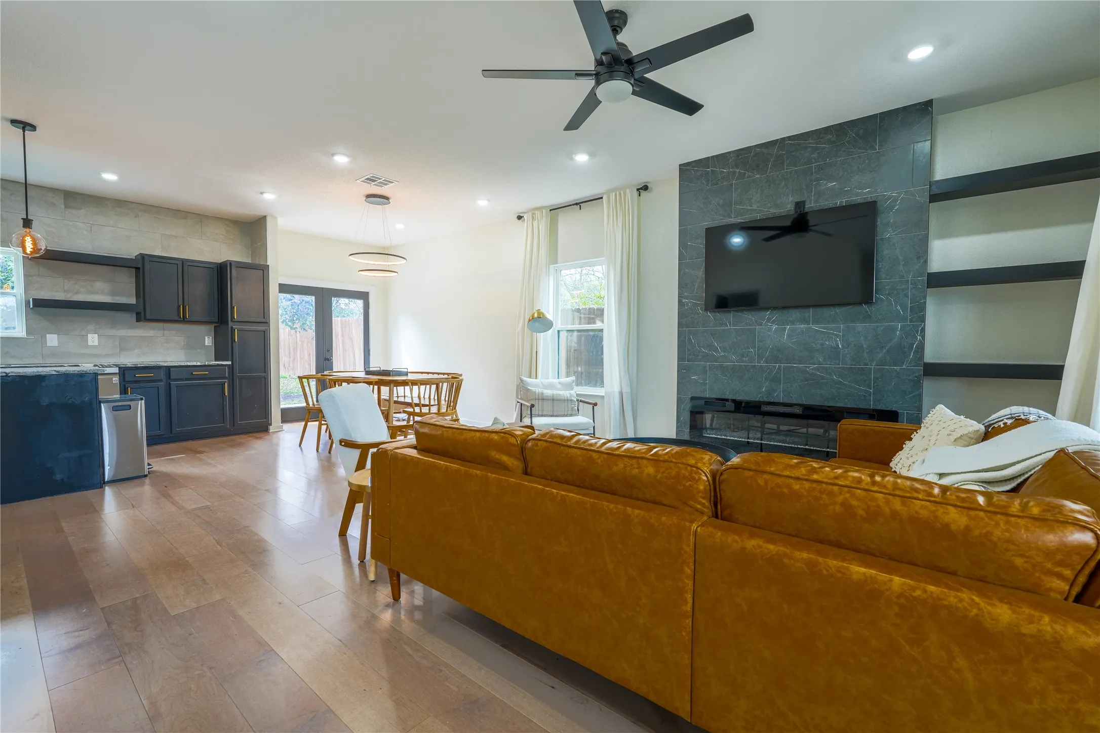 Single Family Residence For Sale in Mc Lennan County , 1904 N 17th, Waco, Texas 76707, 3 Bedroom, 3 Bathroom, Garage spaces, 1,404 Sqft, built in 2021, Price $279,900, mls#21188877, Real Estate Agent in Waco, Homes For Sale in Mc Lennan county, Homes For Sale in Waco, Realtor in Waco Texas, Real Estate Brokerage Independent Realty Texas, Luminita Cordes Realtor