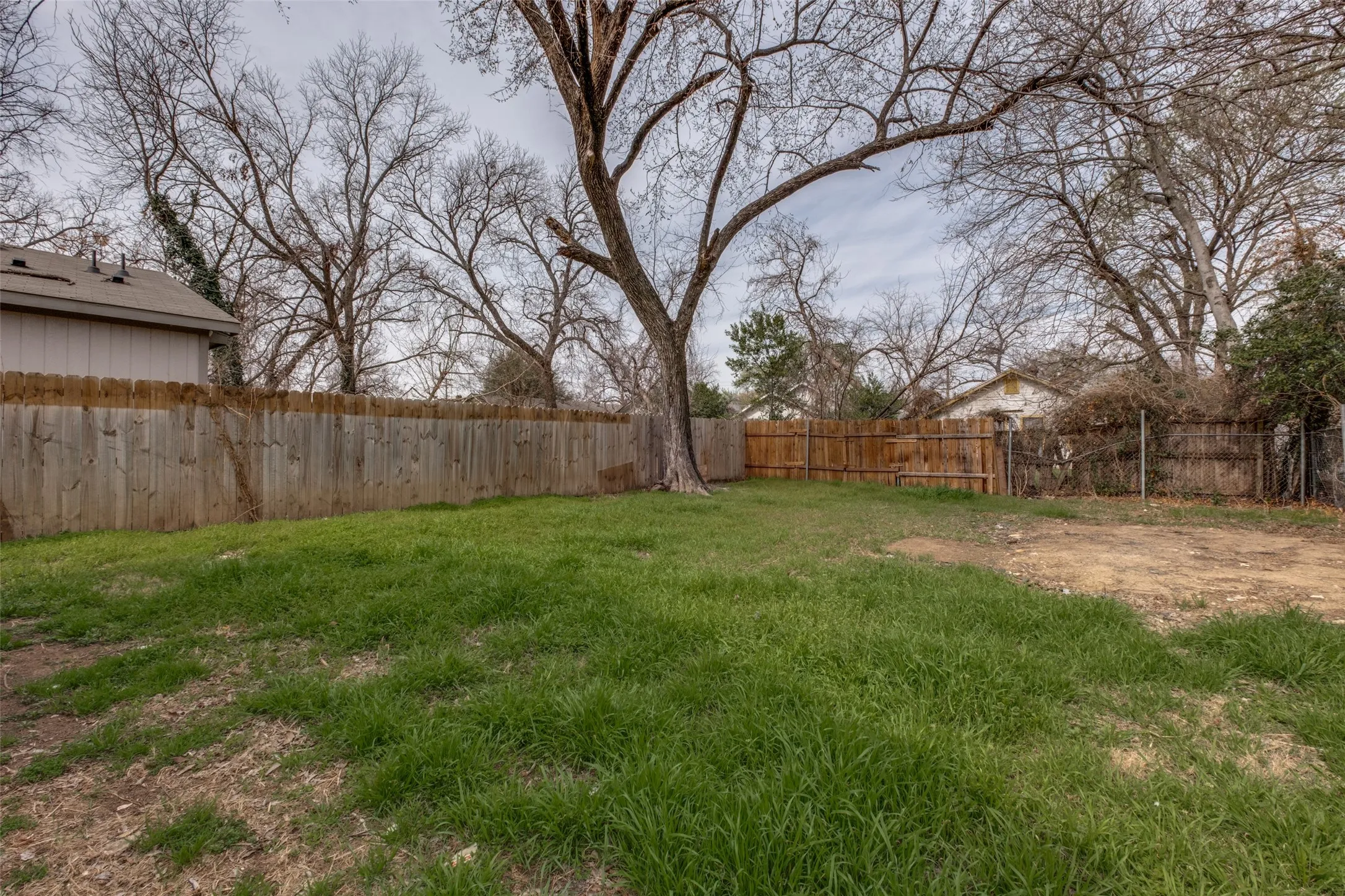 Single Family Residence For Sale in Dallas County , 2415 Dathe Street, Dallas, Texas 75215, 3 Bedroom, 2 Bathroom, Garage spaces, 1,100 Sqft, built in 1935, Preowned, mls#21188121, Real Estate Agent in Dallas, Homes For Sale in Dallas county, Homes For Sale in Dallas, Realtor in Dallas Texas, Real Estate Brokerage Independent Realty Texas, Luminita Cordes Realtor