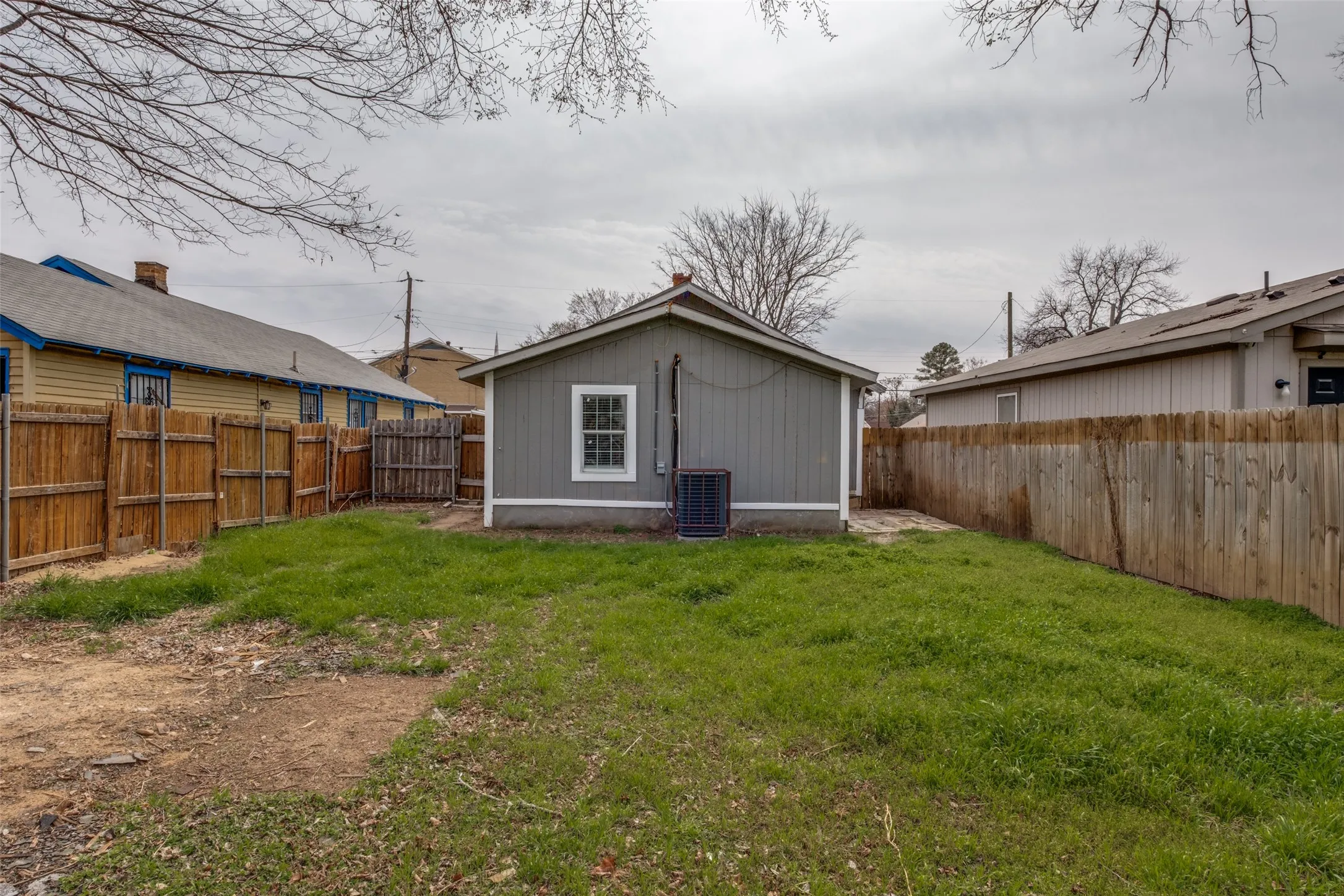Single Family Residence For Sale in Dallas County , 2415 Dathe Street, Dallas, Texas 75215, 3 Bedroom, 2 Bathroom, Garage spaces, 1,100 Sqft, built in 1935, Preowned, mls#21188121, Real Estate Agent in Dallas, Homes For Sale in Dallas county, Homes For Sale in Dallas, Realtor in Dallas Texas, Real Estate Brokerage Independent Realty Texas, Luminita Cordes Realtor