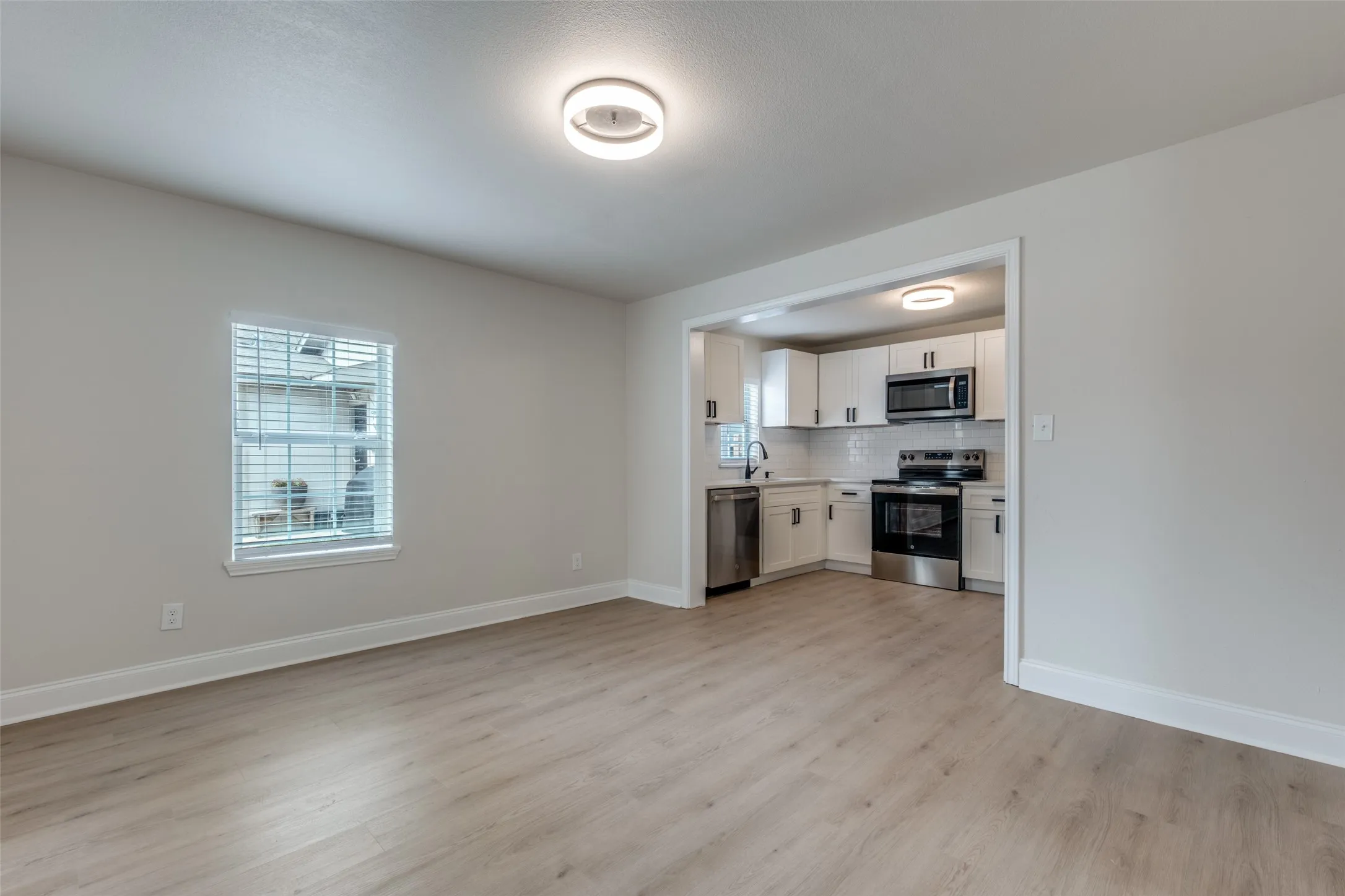 Single Family Residence For Sale in Dallas County , 2415 Dathe Street, Dallas, Texas 75215, 3 Bedroom, 2 Bathroom, Garage spaces, 1,100 Sqft, built in 1935, Preowned, mls#21188121, Real Estate Agent in Dallas, Homes For Sale in Dallas county, Homes For Sale in Dallas, Realtor in Dallas Texas, Real Estate Brokerage Independent Realty Texas, Luminita Cordes Realtor