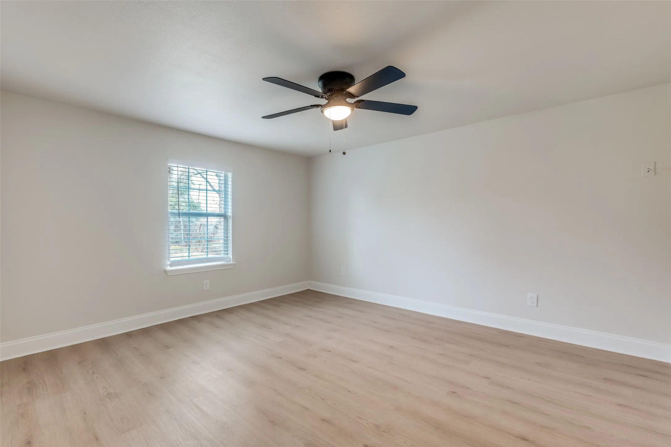 Single Family Residence For Sale in Dallas County , 2415 Dathe Street, Dallas, Texas 75215, 3 Bedroom, 2 Bathroom, Garage spaces, 1,100 Sqft, built in 1935, Preowned, mls#21188121, Real Estate Agent in Dallas, Homes For Sale in Dallas county, Homes For Sale in Dallas, Realtor in Dallas Texas, Real Estate Brokerage Independent Realty Texas, Luminita Cordes Realtor
