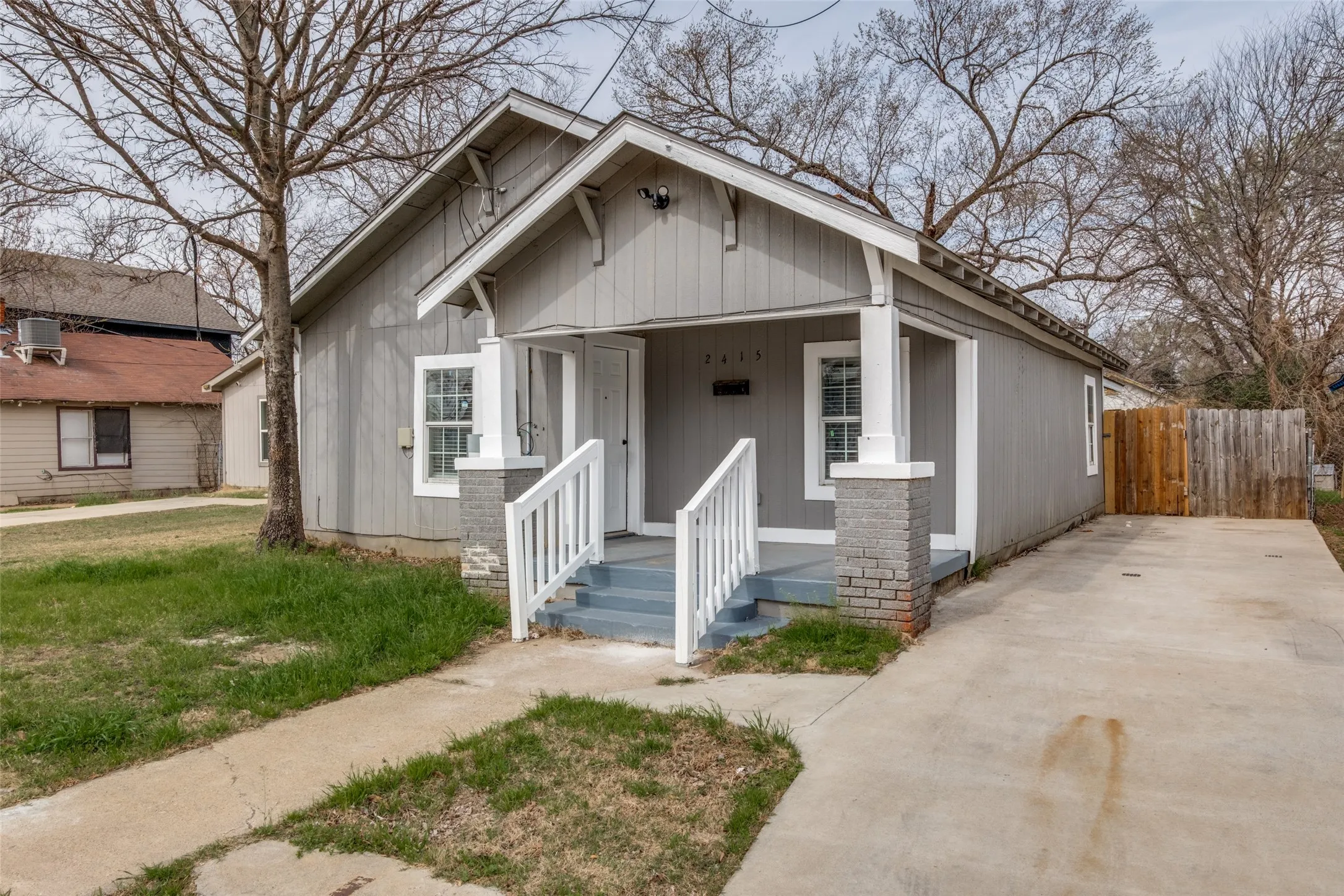 Single Family Residence For Sale in Dallas County , 2415 Dathe Street, Dallas, Texas 75215, 3 Bedroom, 2 Bathroom, Garage spaces, 1,100 Sqft, built in 1935, Preowned, mls#21188121, Real Estate Agent in Dallas, Homes For Sale in Dallas county, Homes For Sale in Dallas, Realtor in Dallas Texas, Real Estate Brokerage Independent Realty Texas, Luminita Cordes Realtor