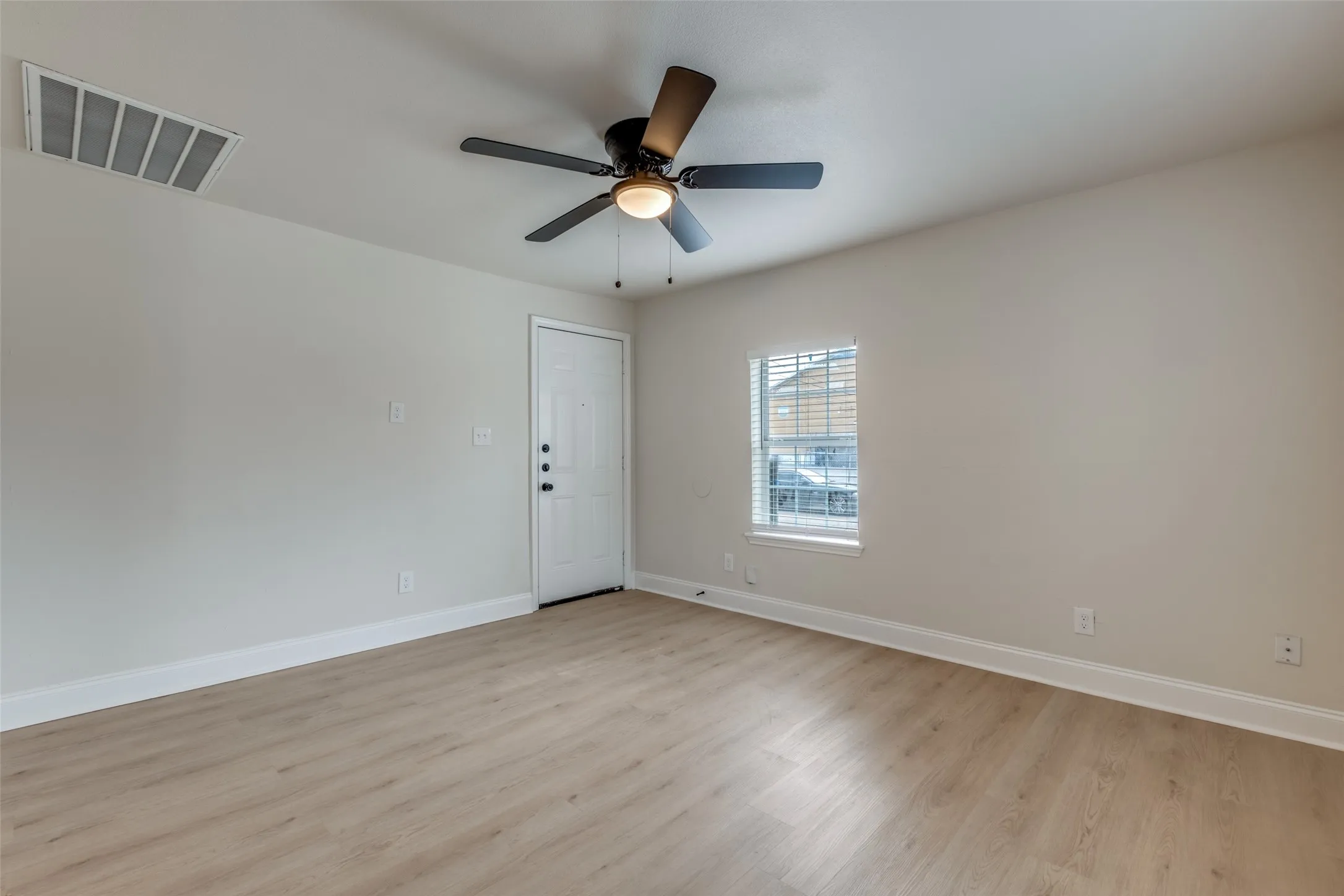 Single Family Residence For Sale in Dallas County , 2415 Dathe Street, Dallas, Texas 75215, 3 Bedroom, 2 Bathroom, Garage spaces, 1,100 Sqft, built in 1935, Preowned, mls#21188121, Real Estate Agent in Dallas, Homes For Sale in Dallas county, Homes For Sale in Dallas, Realtor in Dallas Texas, Real Estate Brokerage Independent Realty Texas, Luminita Cordes Realtor