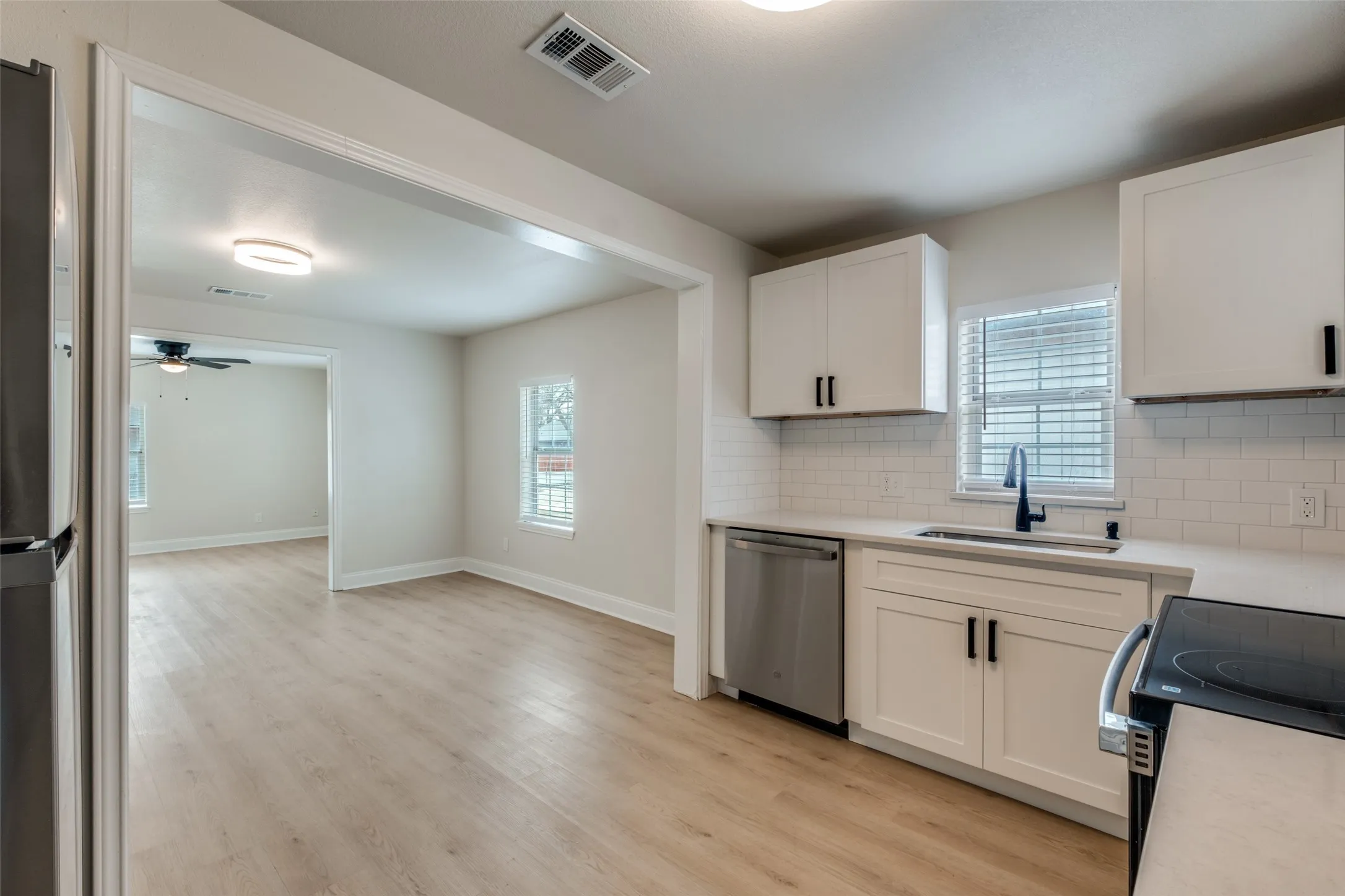 Single Family Residence For Sale in Dallas County , 2415 Dathe Street, Dallas, Texas 75215, 3 Bedroom, 2 Bathroom, Garage spaces, 1,100 Sqft, built in 1935, Preowned, mls#21188121, Real Estate Agent in Dallas, Homes For Sale in Dallas county, Homes For Sale in Dallas, Realtor in Dallas Texas, Real Estate Brokerage Independent Realty Texas, Luminita Cordes Realtor