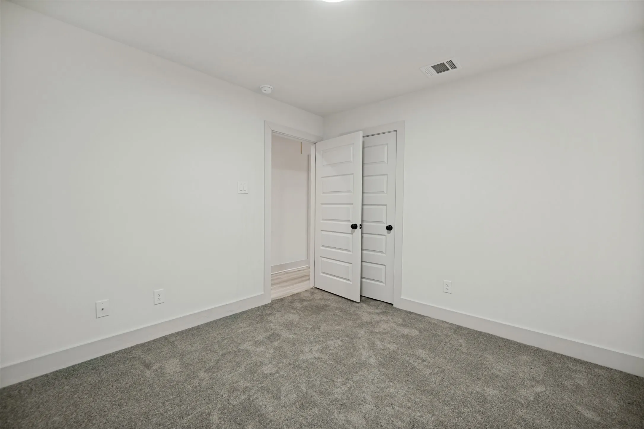 Single Family Residence For Sale in Dallas County , 108 N Cliff Street, Dallas, Texas 75203, 3 Bedroom, 2 Bathroom, Garage spaces, 1,305 Sqft, built in 1925, Preowned, mls#21189252, Real Estate Agent in Dallas, Homes For Sale in Dallas county, Homes For Sale in Dallas, Realtor in Dallas Texas, Real Estate Brokerage Independent Realty Texas, Luminita Cordes Realtor
