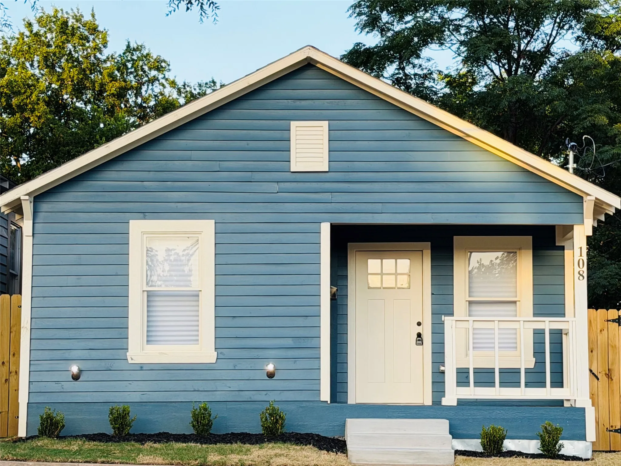Single Family Residence For Sale in Dallas County , 108 N Cliff Street, Dallas, Texas 75203, 3 Bedroom, 2 Bathroom, Garage spaces, 1,305 Sqft, built in 1925, Preowned, mls#21189252, Real Estate Agent in Dallas, Homes For Sale in Dallas county, Homes For Sale in Dallas, Realtor in Dallas Texas, Real Estate Brokerage Independent Realty Texas, Luminita Cordes Realtor