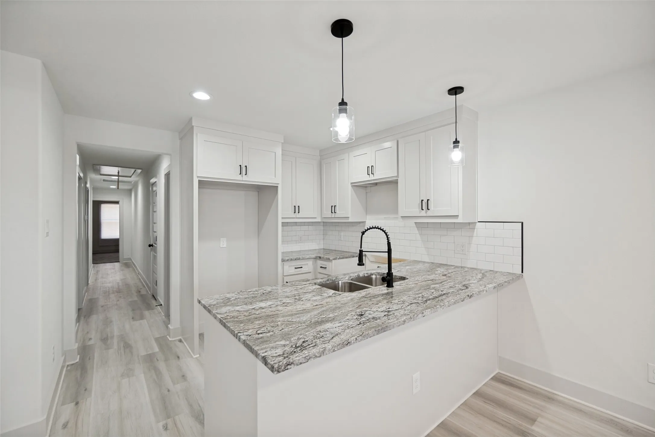 Single Family Residence For Sale in Dallas County , 108 N Cliff Street, Dallas, Texas 75203, 3 Bedroom, 2 Bathroom, Garage spaces, 1,305 Sqft, built in 1925, Preowned, mls#21189252, Real Estate Agent in Dallas, Homes For Sale in Dallas county, Homes For Sale in Dallas, Realtor in Dallas Texas, Real Estate Brokerage Independent Realty Texas, Luminita Cordes Realtor