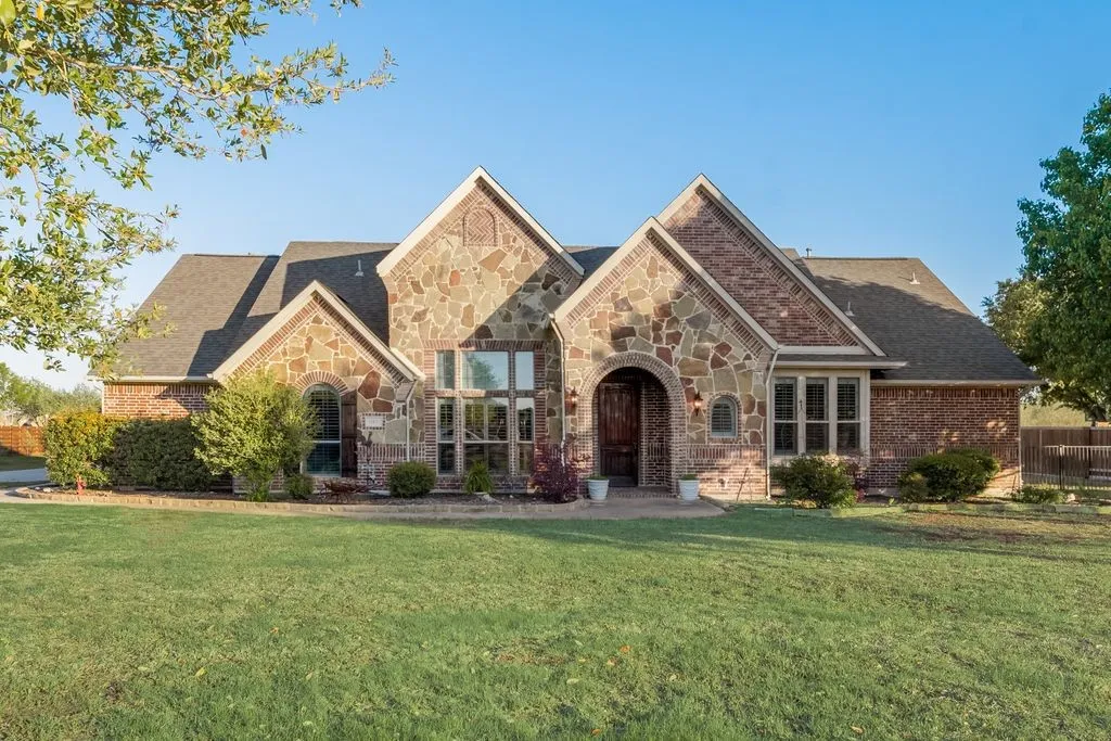 Single Family Residence For Sale in Kaufman County , 18176 Langford Lane, Talty, Texas 75126, 4 Bedroom, 3 Bathroom, 3 Garage spaces, 3,361 Sqft, built in 2005, Preowned, mls#21188504, Real Estate Agent in Talty, Homes For Sale in Kaufman county, Homes For Sale in Talty, Realtor in Talty Texas, Real Estate Brokerage Independent Realty Texas, Luminita Cordes Realtor