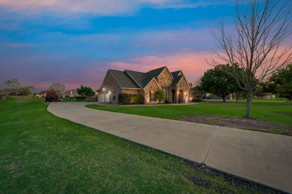 Single Family Residence For Sale in Kaufman County , 18176 Langford Lane, Talty, Texas 75126, 4 Bedroom, 3 Bathroom, 3 Garage spaces, 3,361 Sqft, built in 2005, Preowned, mls#21188504, Real Estate Agent in Talty, Homes For Sale in Kaufman county, Homes For Sale in Talty, Realtor in Talty Texas, Real Estate Brokerage Independent Realty Texas, Luminita Cordes Realtor
