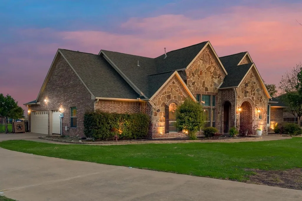 Single Family Residence For Sale in Kaufman County , 18176 Langford Lane, Talty, Texas 75126, 4 Bedroom, 3 Bathroom, 3 Garage spaces, 3,361 Sqft, built in 2005, Preowned, mls#21188504, Real Estate Agent in Talty, Homes For Sale in Kaufman county, Homes For Sale in Talty, Realtor in Talty Texas, Real Estate Brokerage Independent Realty Texas, Luminita Cordes Realtor