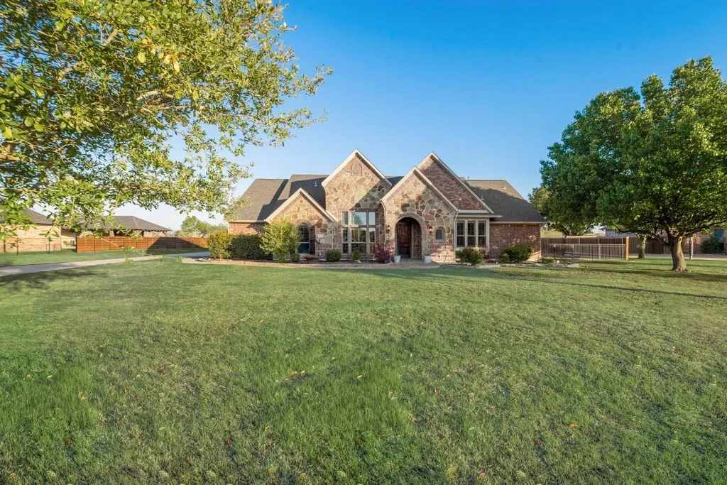 Single Family Residence For Sale in Kaufman County , 18176 Langford Lane, Talty, Texas 75126, 4 Bedroom, 3 Bathroom, 3 Garage spaces, 3,361 Sqft, built in 2005, Preowned, mls#21188504, Real Estate Agent in Talty, Homes For Sale in Kaufman county, Homes For Sale in Talty, Realtor in Talty Texas, Real Estate Brokerage Independent Realty Texas, Luminita Cordes Realtor