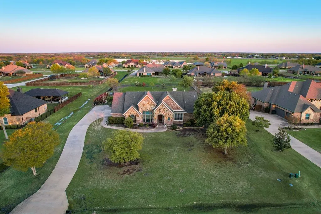 Single Family Residence For Sale in Kaufman County , 18176 Langford Lane, Talty, Texas 75126, 4 Bedroom, 3 Bathroom, 3 Garage spaces, 3,361 Sqft, built in 2005, Preowned, mls#21188504, Real Estate Agent in Talty, Homes For Sale in Kaufman county, Homes For Sale in Talty, Realtor in Talty Texas, Real Estate Brokerage Independent Realty Texas, Luminita Cordes Realtor