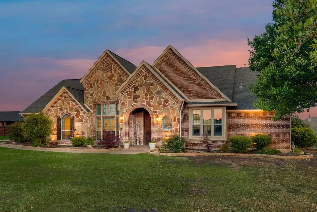 Single Family Residence For Sale in Kaufman County , 18176 Langford Lane, Talty, Texas 75126, 4 Bedroom, 3 Bathroom, 3 Garage spaces, 3,361 Sqft, built in 2005, Preowned, mls#21188504, Real Estate Agent in Talty, Homes For Sale in Kaufman county, Homes For Sale in Talty, Realtor in Talty Texas, Real Estate Brokerage Independent Realty Texas, Luminita Cordes Realtor