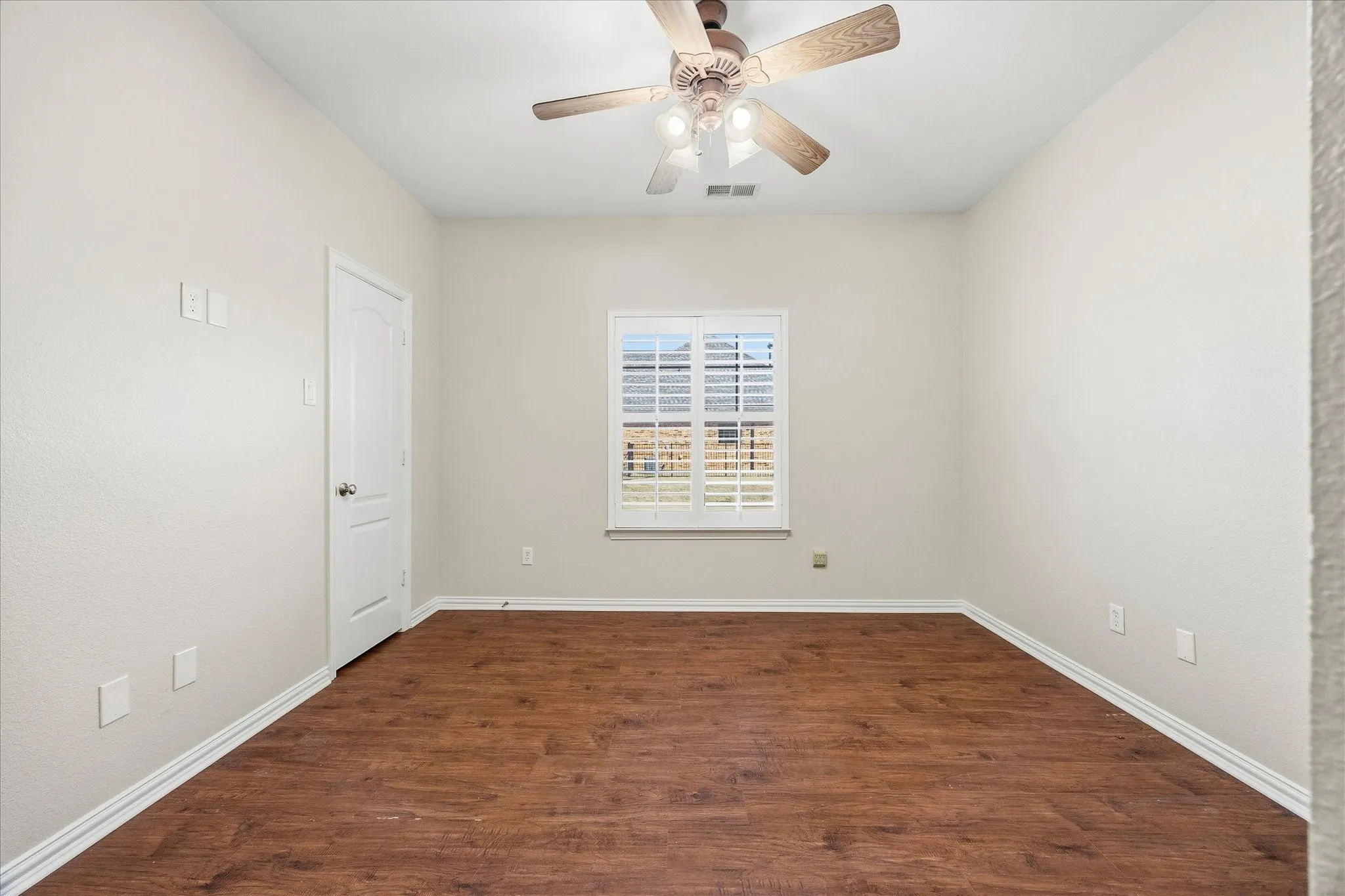Single Family Residence For Sale in Kaufman County , 18176 Langford Lane, Talty, Texas 75126, 4 Bedroom, 3 Bathroom, 3 Garage spaces, 3,361 Sqft, built in 2005, Preowned, mls#21188504, Real Estate Agent in Talty, Homes For Sale in Kaufman county, Homes For Sale in Talty, Realtor in Talty Texas, Real Estate Brokerage Independent Realty Texas, Luminita Cordes Realtor