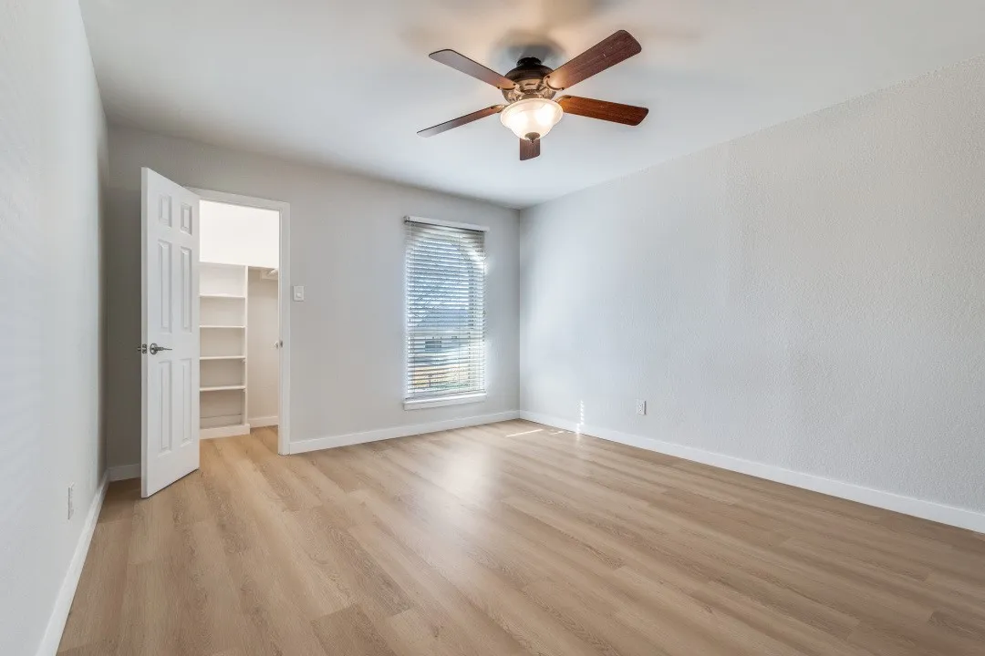 Bedroom with walkin closet