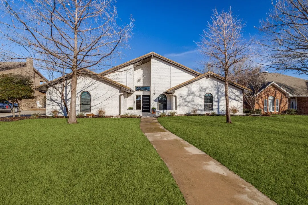 Single Family Residence For Sale in Denton County , 1117 Sunset Drive, Trophy Club, Texas 76262, 5 Bedroom, 4 Bathroom, 2 Garage spaces, 3,679 Sqft, built in 1978, mls#21189497, Real Estate Agent in Trophy Club, Homes For Sale in Denton county, Homes For Sale in Trophy Club, Realtor in Trophy Club Texas, Real Estate Brokerage Independent Realty Texas, Luminita Cordes Realtor