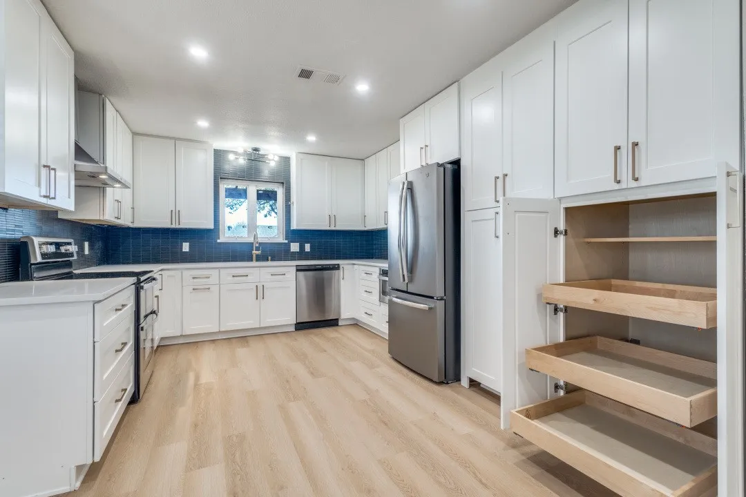 Super convenient with two cabinets of pull out shelves