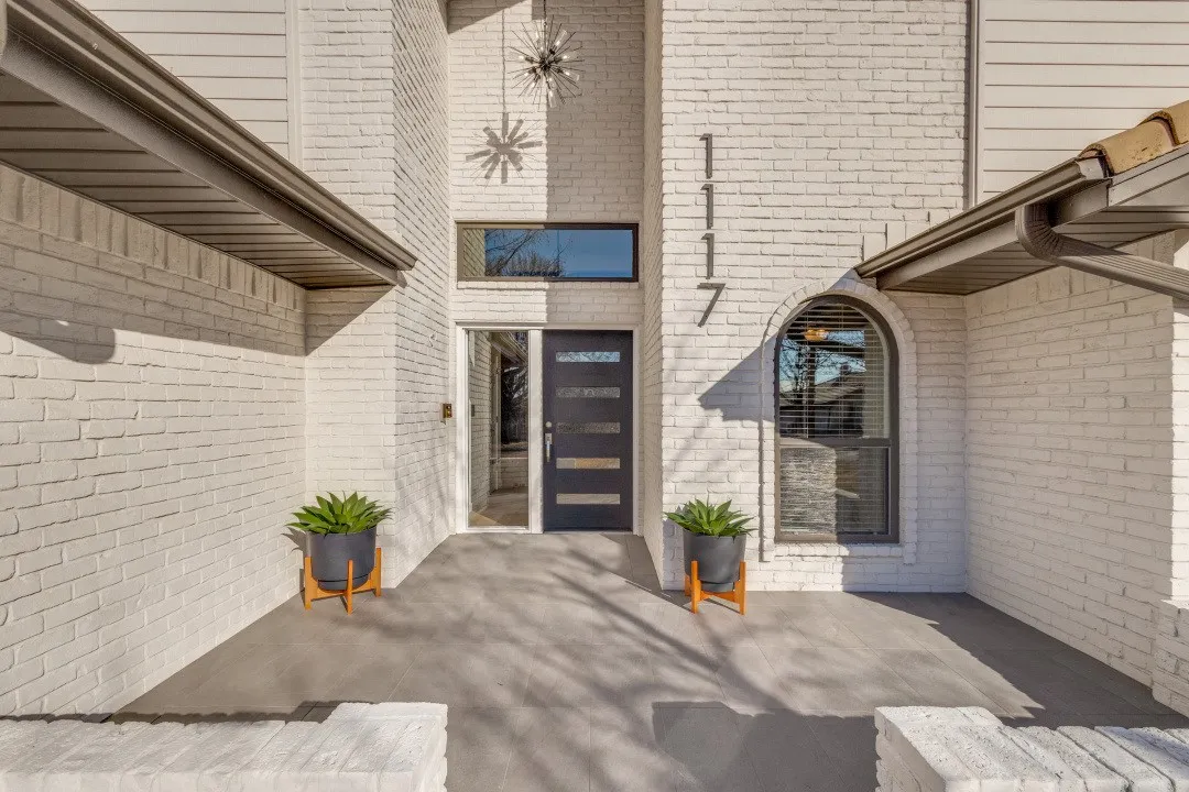Very inviting walk up appeal