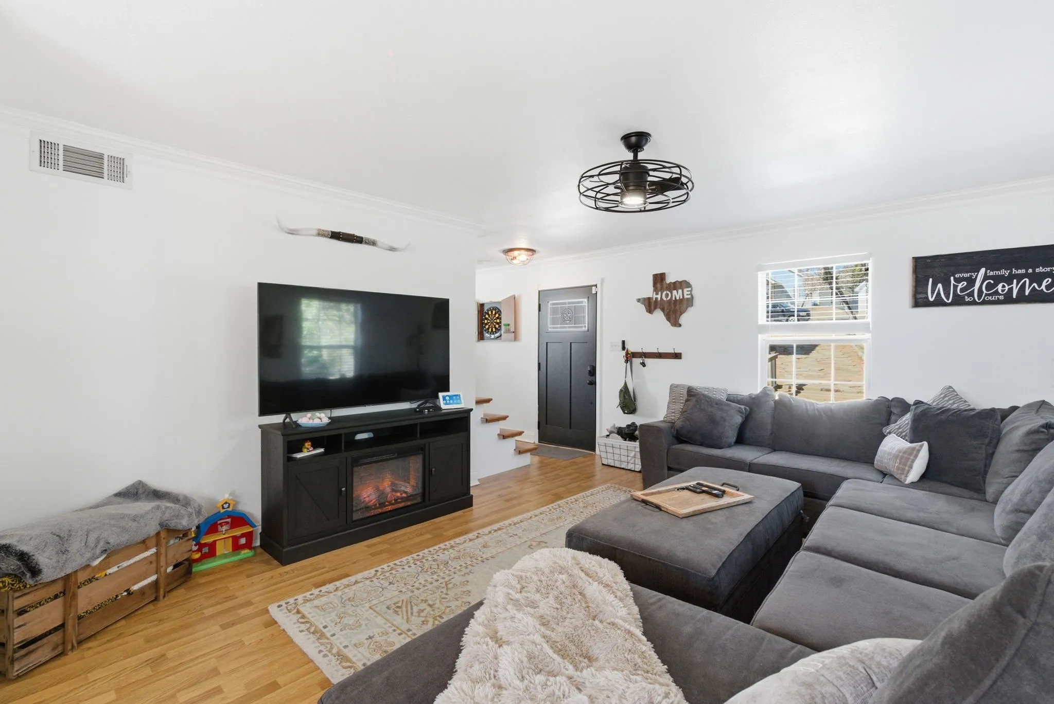 Single Family Residence For Sale in Hood County , 1205 Comanche Cove Drive, Granbury, Texas 76048, 3 Bedroom, 3 Bathroom, 1 Garage spaces, 1,920 Sqft, built in 2002, Preowned, Price $480,000, mls#21187431, Real Estate Agent in Granbury, Homes For Sale in Hood county, Homes For Sale in Granbury, Realtor in Granbury Texas, Real Estate Brokerage Independent Realty Texas, Luminita Cordes Realtor
