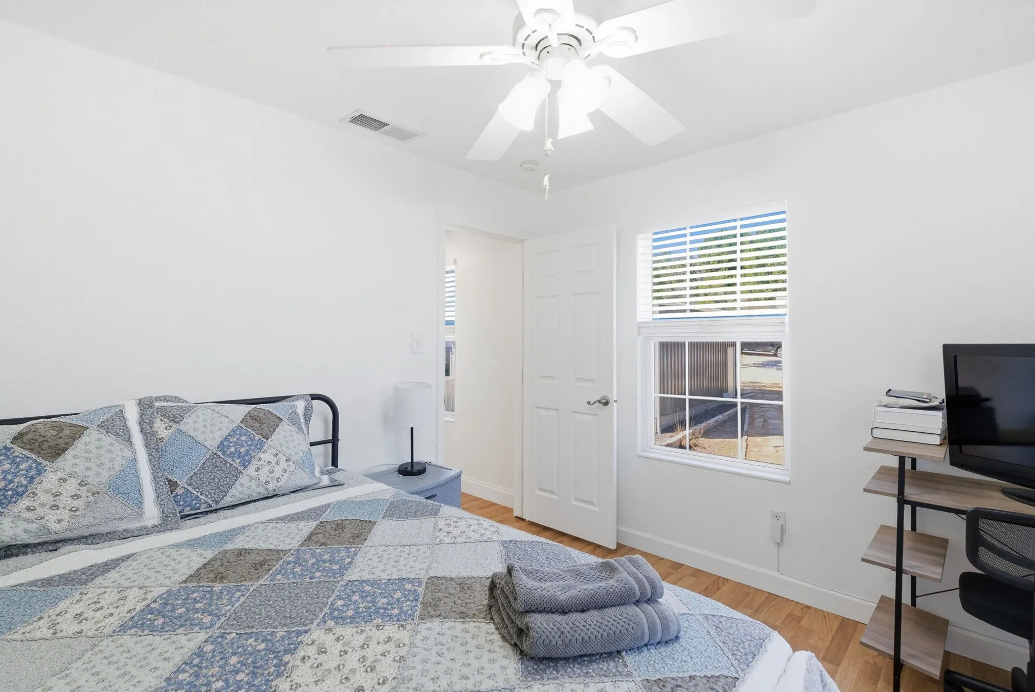 Single Family Residence For Sale in Hood County , 1205 Comanche Cove Drive, Granbury, Texas 76048, 3 Bedroom, 3 Bathroom, 1 Garage spaces, 1,920 Sqft, built in 2002, Preowned, Price $480,000, mls#21187431, Real Estate Agent in Granbury, Homes For Sale in Hood county, Homes For Sale in Granbury, Realtor in Granbury Texas, Real Estate Brokerage Independent Realty Texas, Luminita Cordes Realtor
