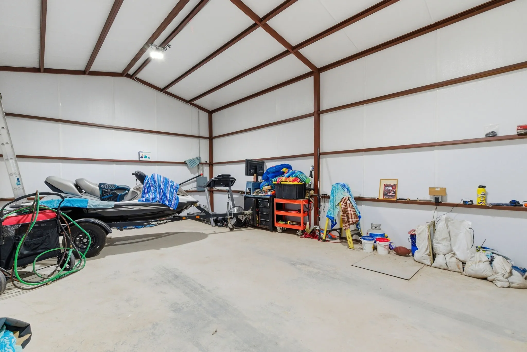 Single Family Residence For Sale in Hood County , 1205 Comanche Cove Drive, Granbury, Texas 76048, 3 Bedroom, 3 Bathroom, 1 Garage spaces, 1,920 Sqft, built in 2002, Preowned, Price $480,000, mls#21187431, Real Estate Agent in Granbury, Homes For Sale in Hood county, Homes For Sale in Granbury, Realtor in Granbury Texas, Real Estate Brokerage Independent Realty Texas, Luminita Cordes Realtor
