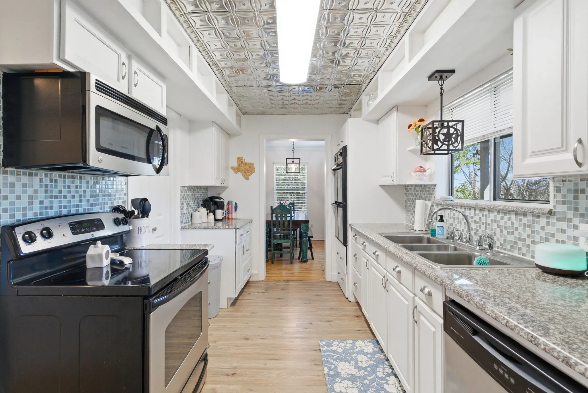 Single Family Residence For Sale in Hood County , 1205 Comanche Cove Drive, Granbury, Texas 76048, 3 Bedroom, 3 Bathroom, 1 Garage spaces, 1,920 Sqft, built in 2002, Preowned, Price $480,000, mls#21187431, Real Estate Agent in Granbury, Homes For Sale in Hood county, Homes For Sale in Granbury, Realtor in Granbury Texas, Real Estate Brokerage Independent Realty Texas, Luminita Cordes Realtor