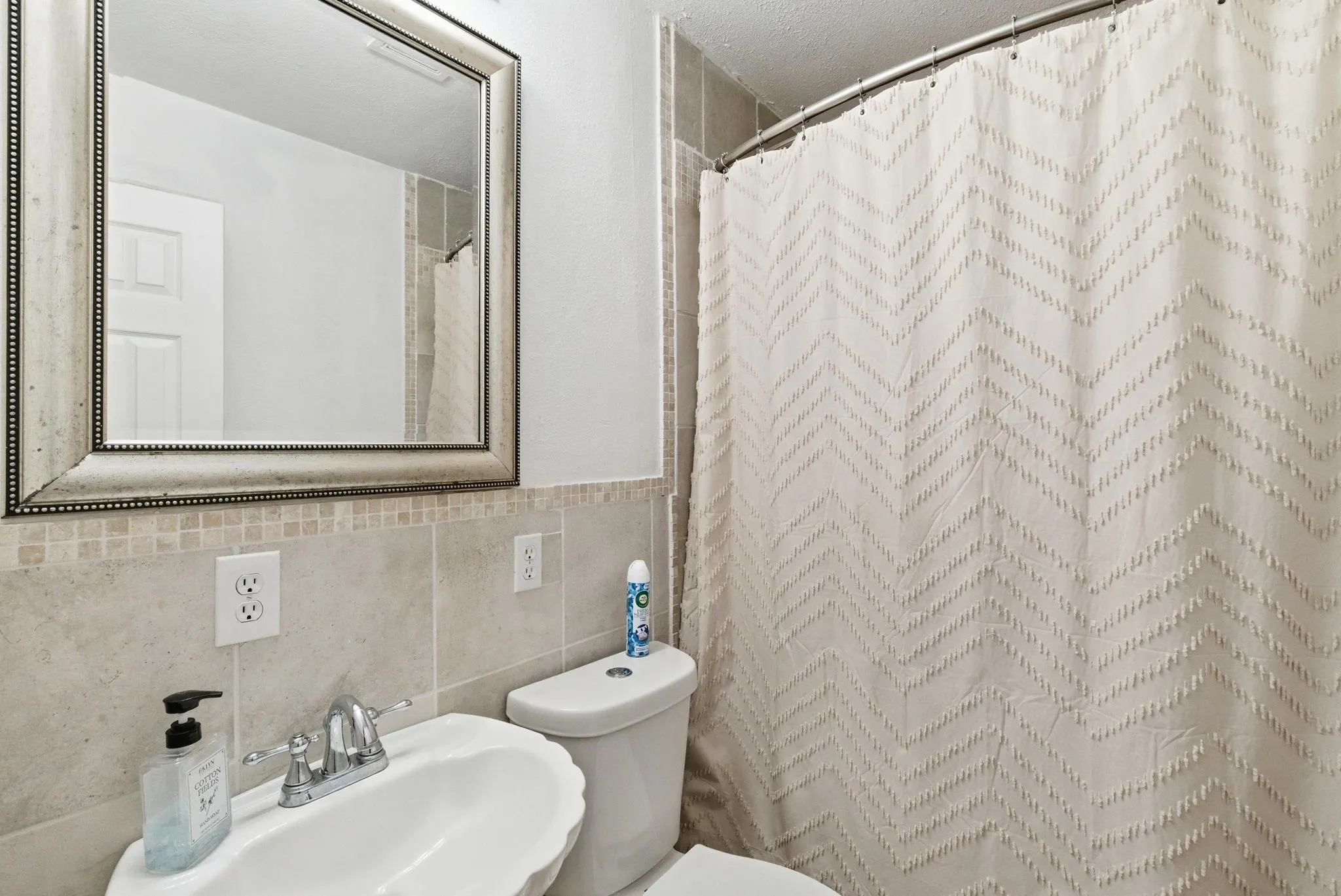 Single Family Residence For Sale in Hood County , 1205 Comanche Cove Drive, Granbury, Texas 76048, 3 Bedroom, 3 Bathroom, 1 Garage spaces, 1,920 Sqft, built in 2002, Preowned, Price $480,000, mls#21187431, Real Estate Agent in Granbury, Homes For Sale in Hood county, Homes For Sale in Granbury, Realtor in Granbury Texas, Real Estate Brokerage Independent Realty Texas, Luminita Cordes Realtor