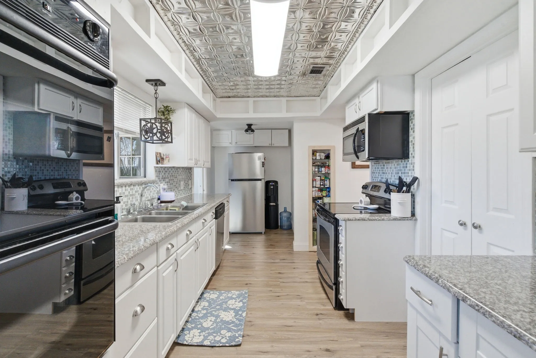 Single Family Residence For Sale in Hood County , 1205 Comanche Cove Drive, Granbury, Texas 76048, 3 Bedroom, 3 Bathroom, 1 Garage spaces, 1,920 Sqft, built in 2002, Preowned, Price $480,000, mls#21187431, Real Estate Agent in Granbury, Homes For Sale in Hood county, Homes For Sale in Granbury, Realtor in Granbury Texas, Real Estate Brokerage Independent Realty Texas, Luminita Cordes Realtor